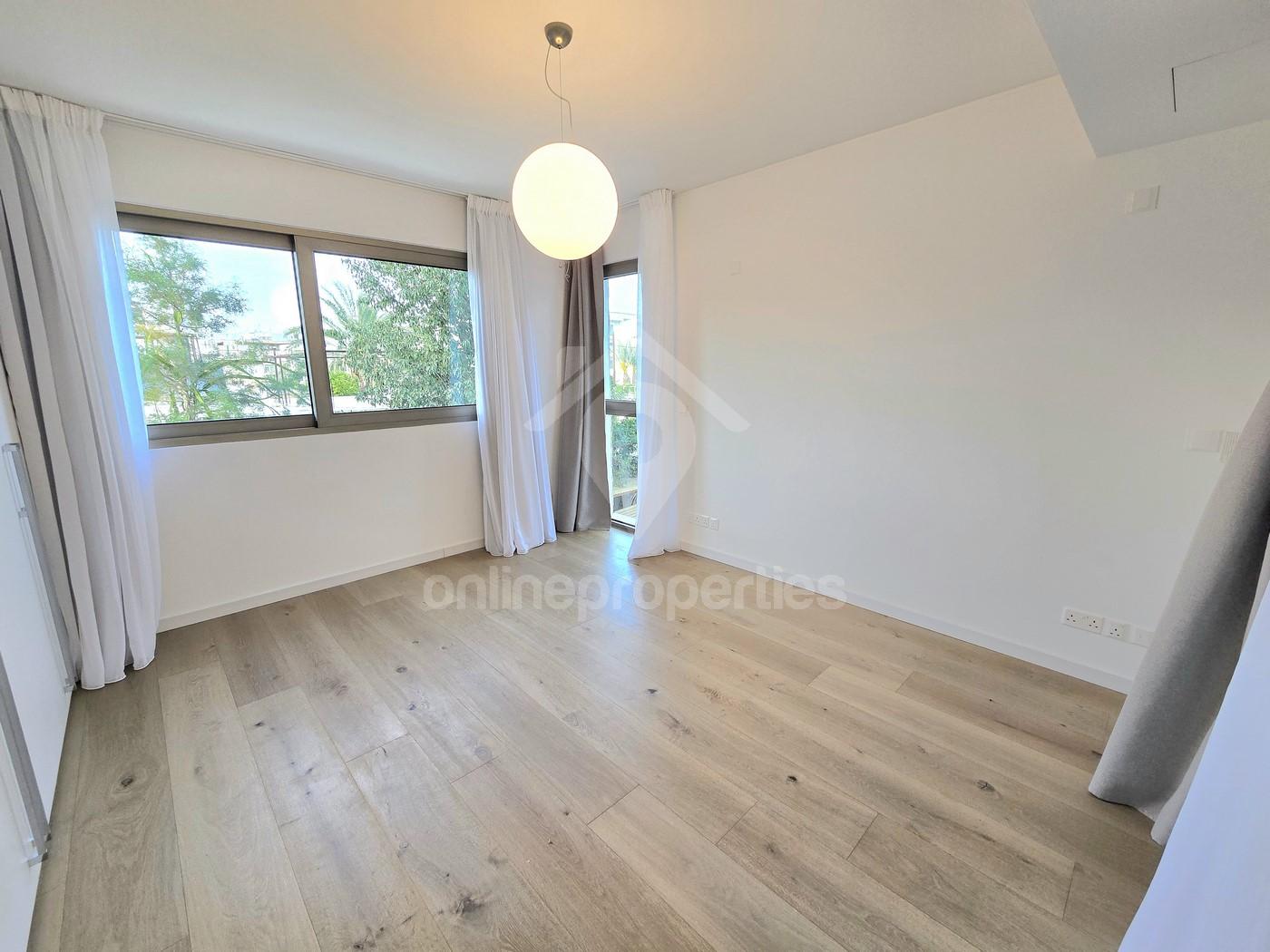 To change image, hover mouse over thumbnails below