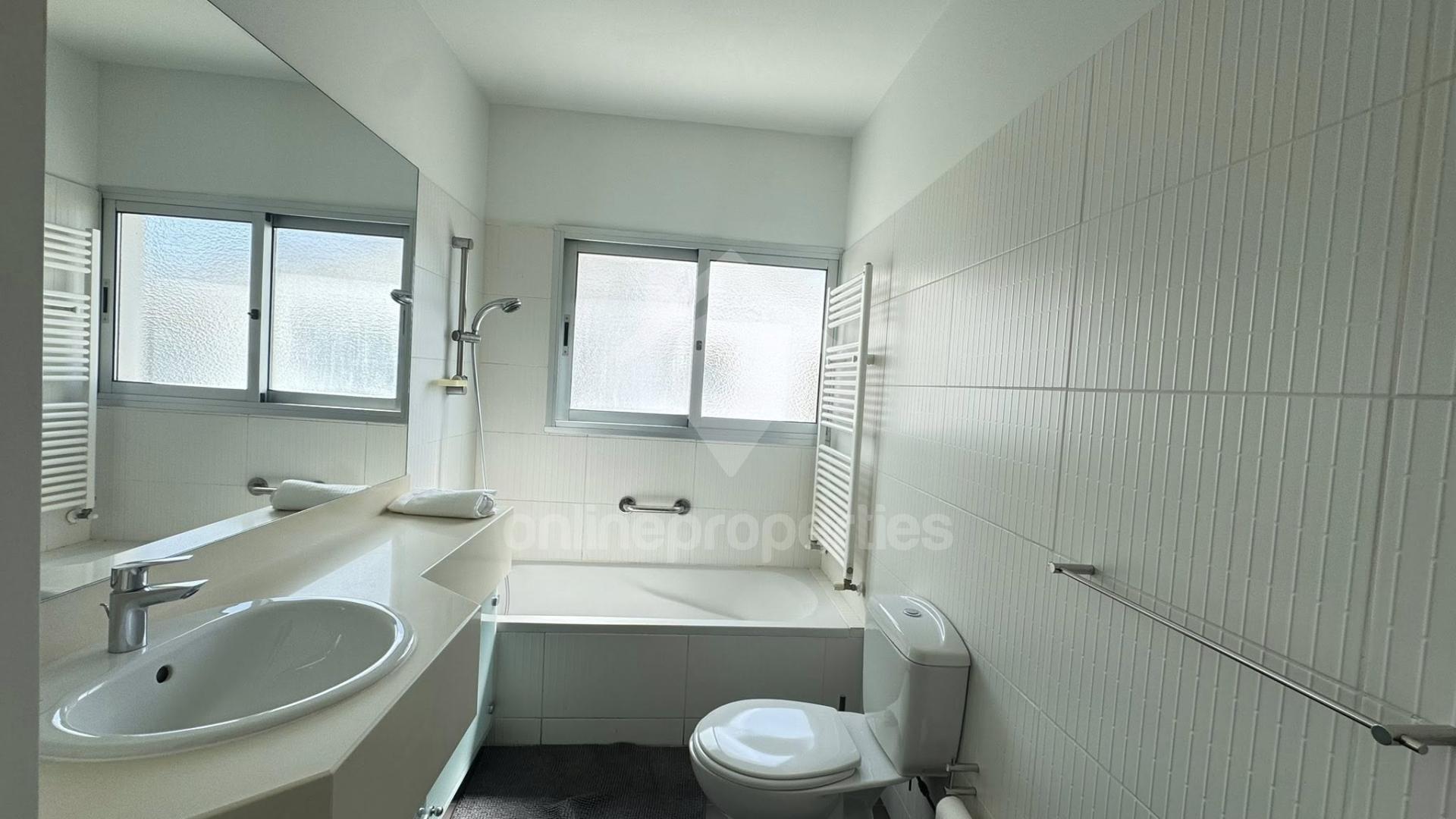 To change image, hover mouse over thumbnails below