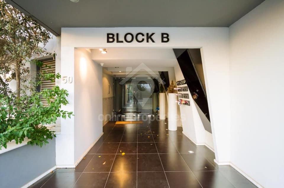 To change image, hover mouse over thumbnails below