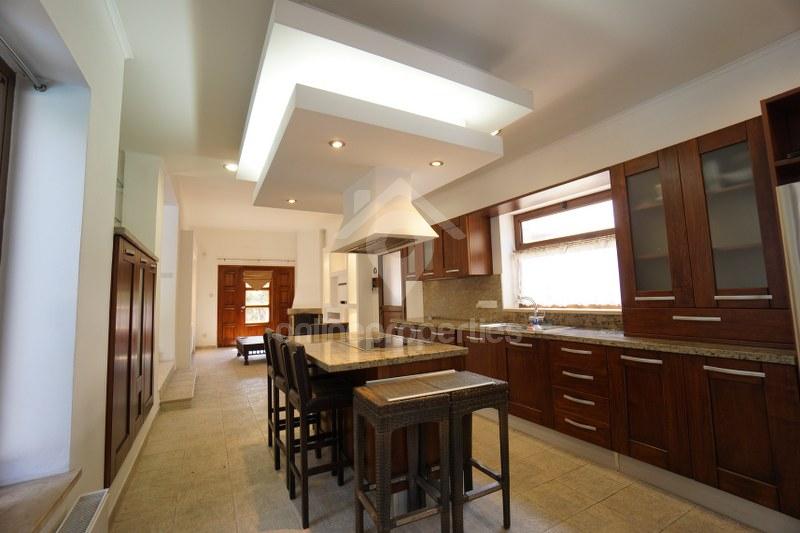 To change image, hover mouse over thumbnails below