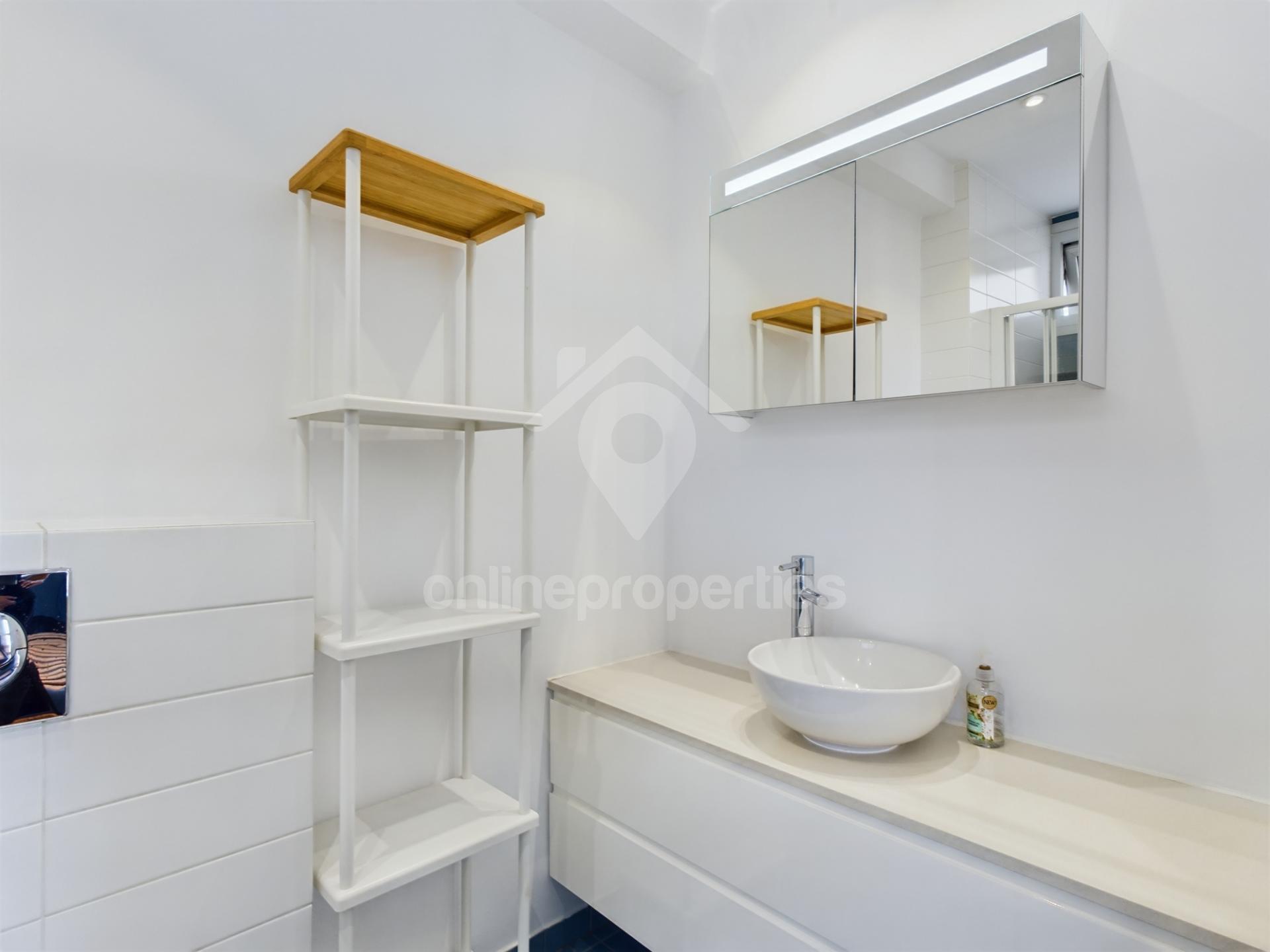 To change image, hover mouse over thumbnails below