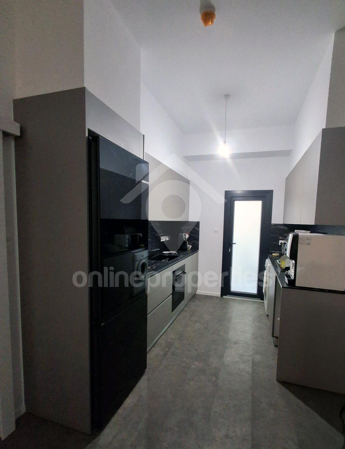 To change image, hover mouse over thumbnails below