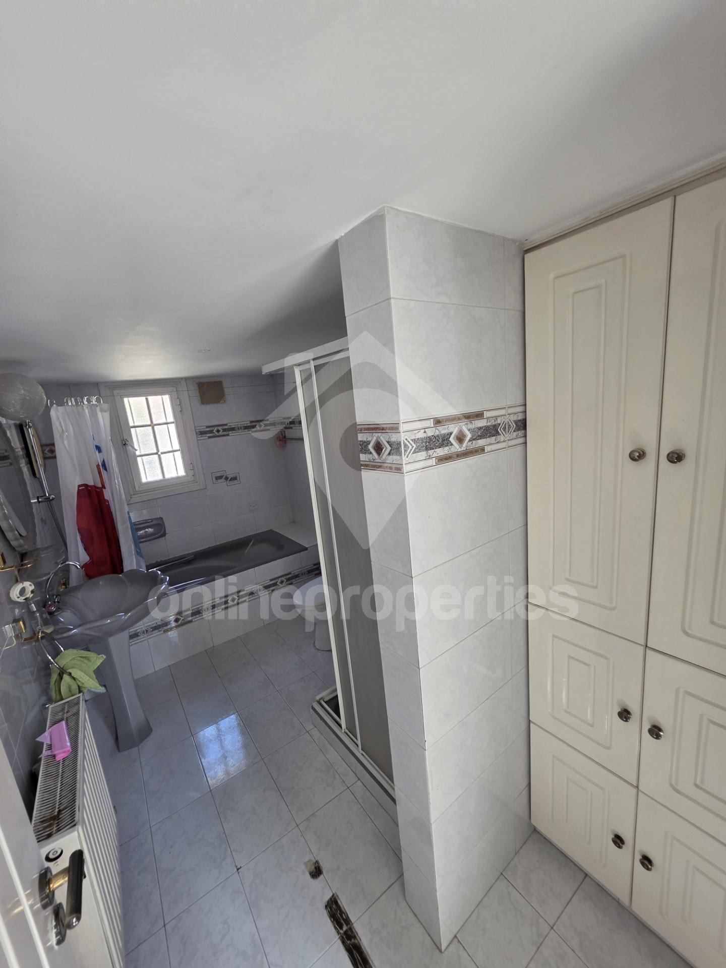 To change image, hover mouse over thumbnails below