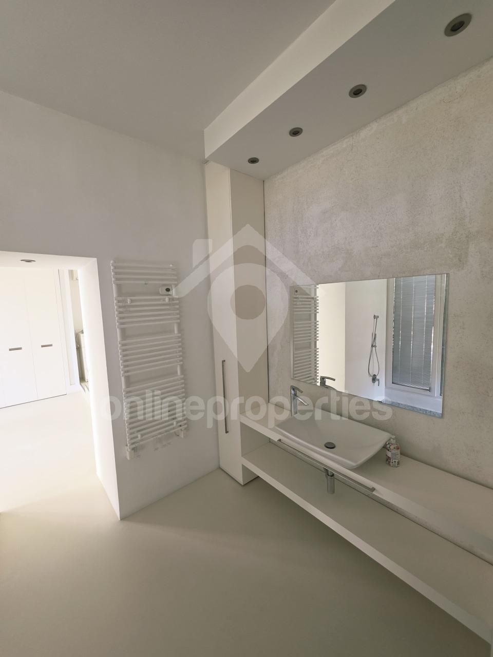 To change image, hover mouse over thumbnails below