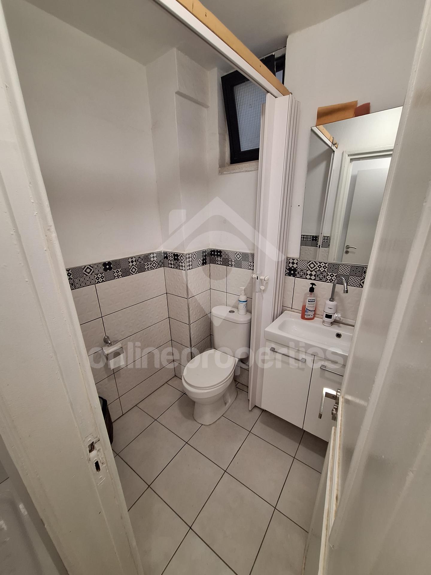 To change image, hover mouse over thumbnails below