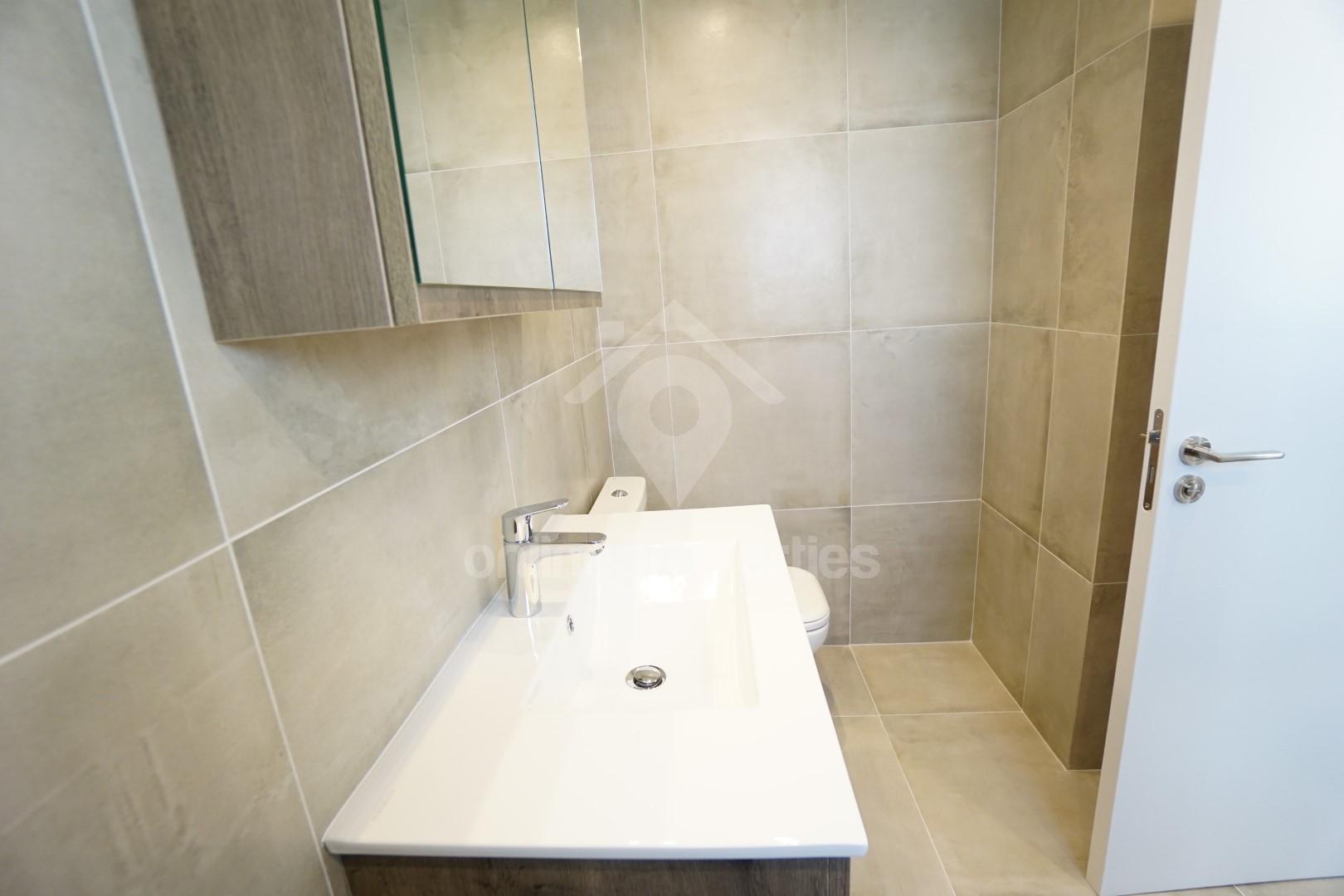 To change image, hover mouse over thumbnails below