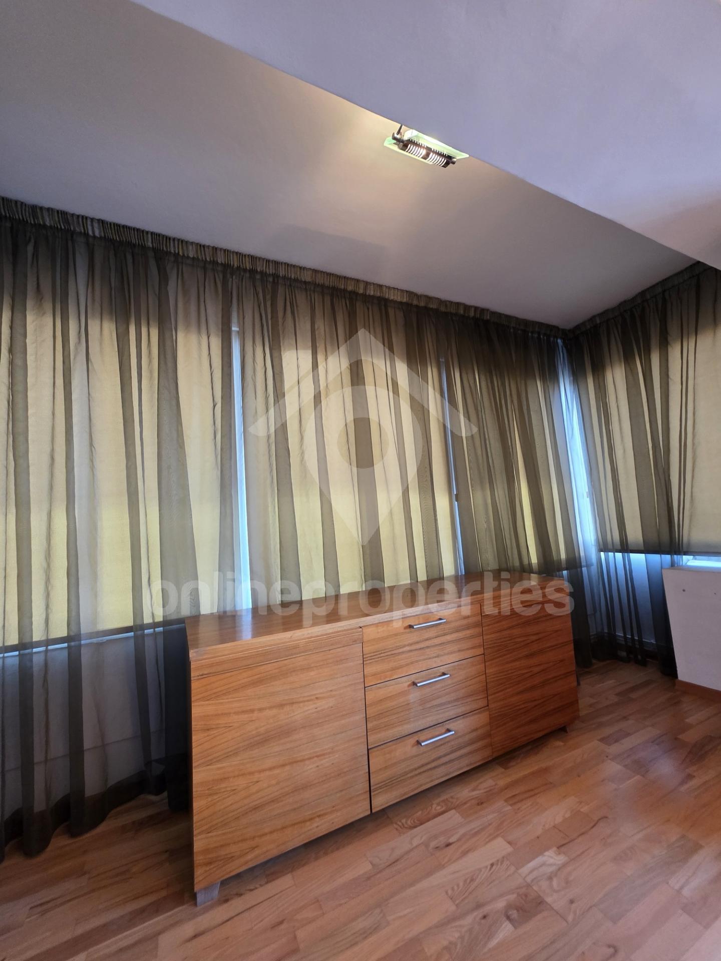 To change image, hover mouse over thumbnails below