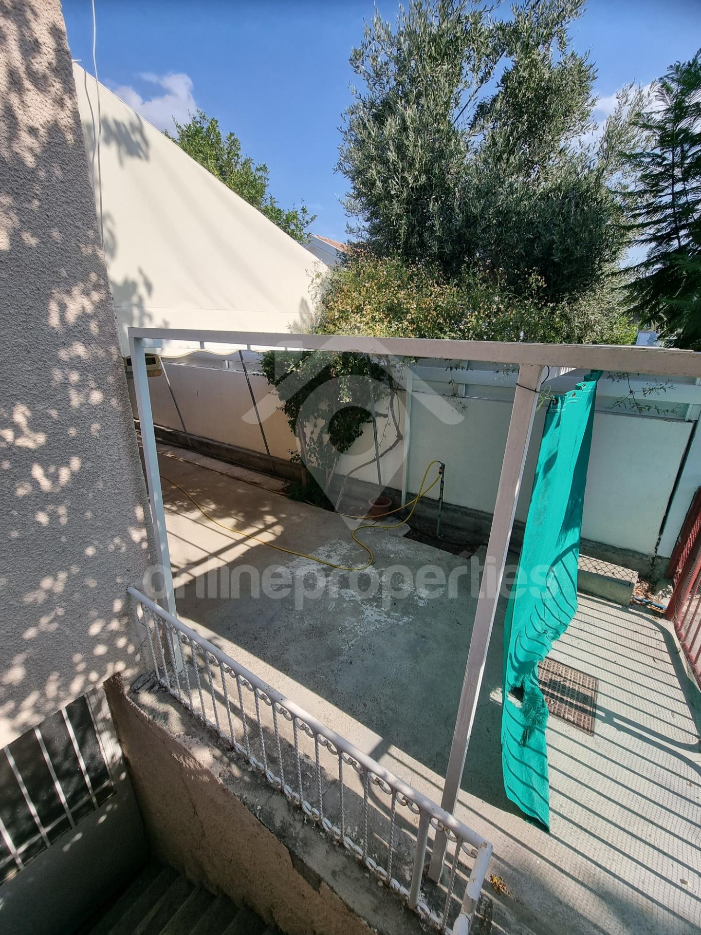 To change image, hover mouse over thumbnails below