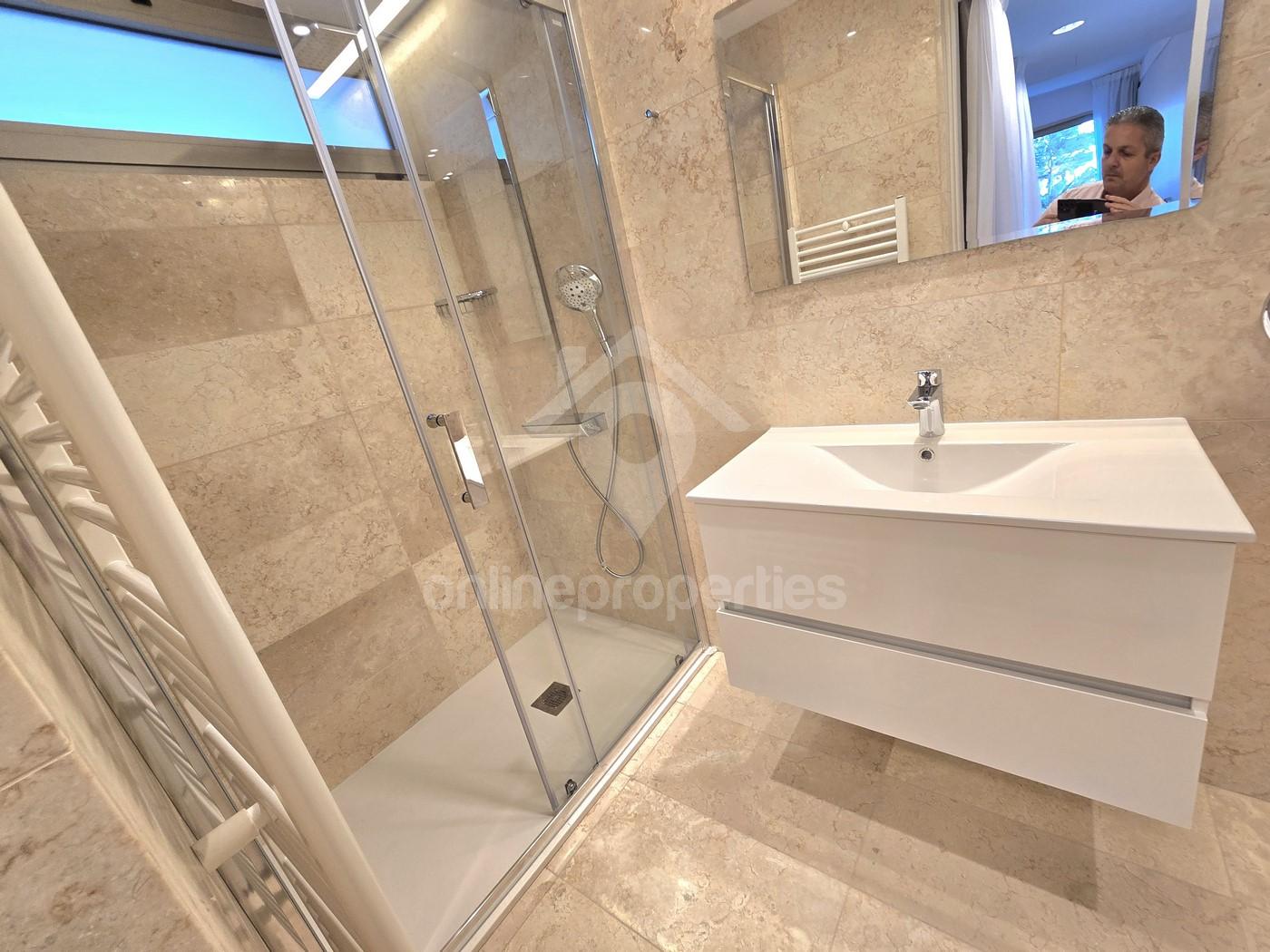 To change image, hover mouse over thumbnails below