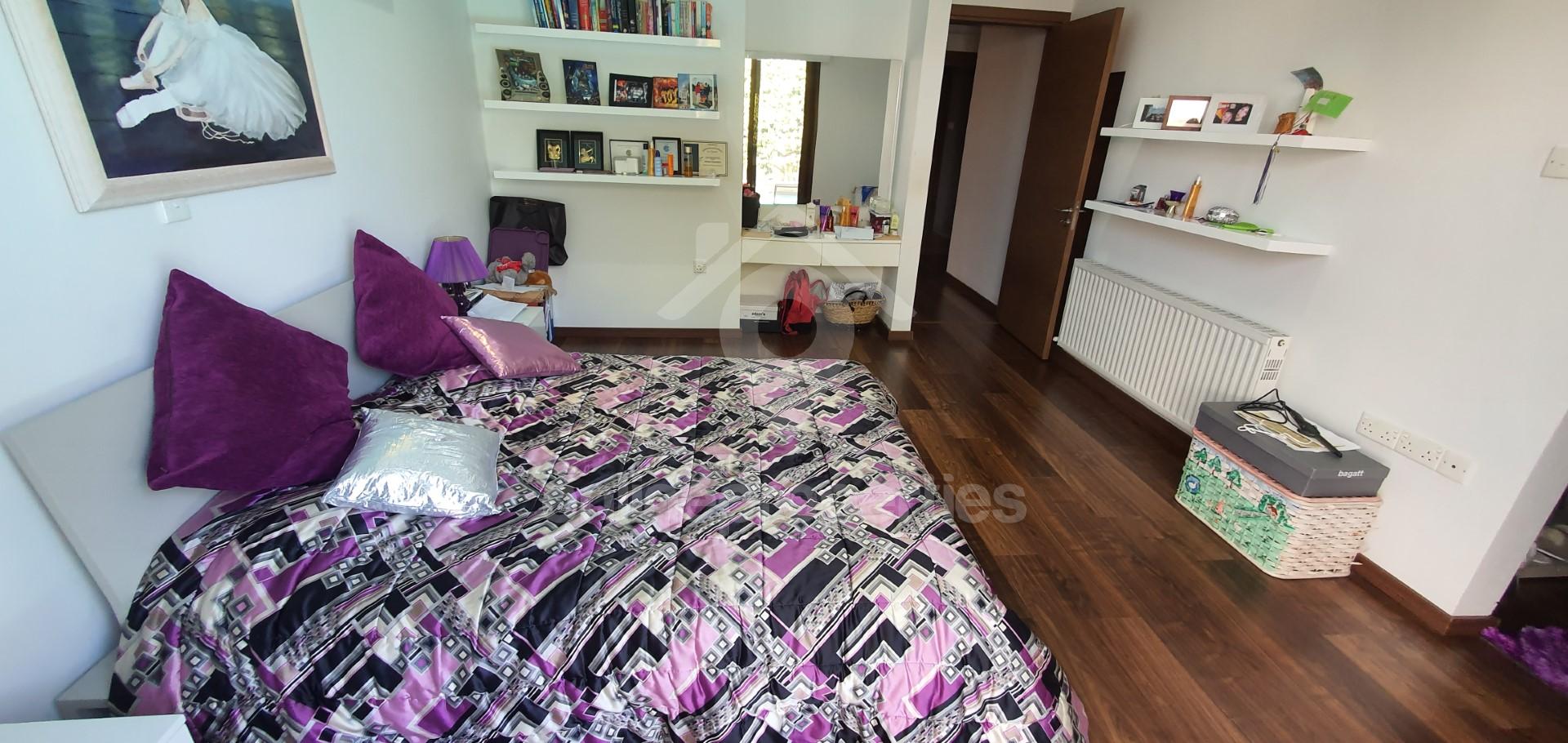 To change image, hover mouse over thumbnails below