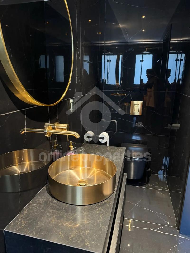 To change image, hover mouse over thumbnails below