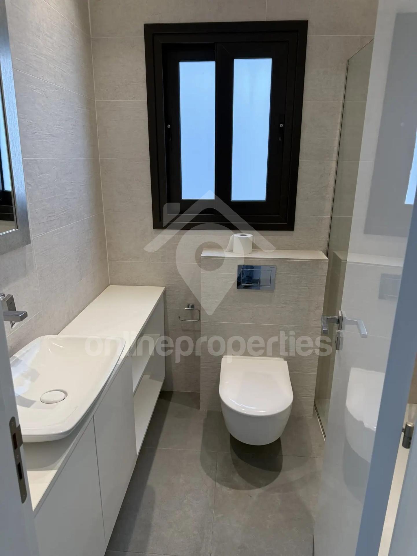 To change image, hover mouse over thumbnails below