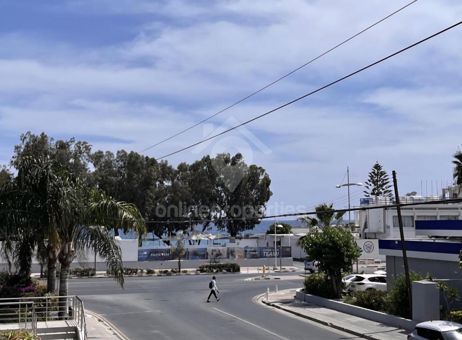 To change image, hover mouse over thumbnails below