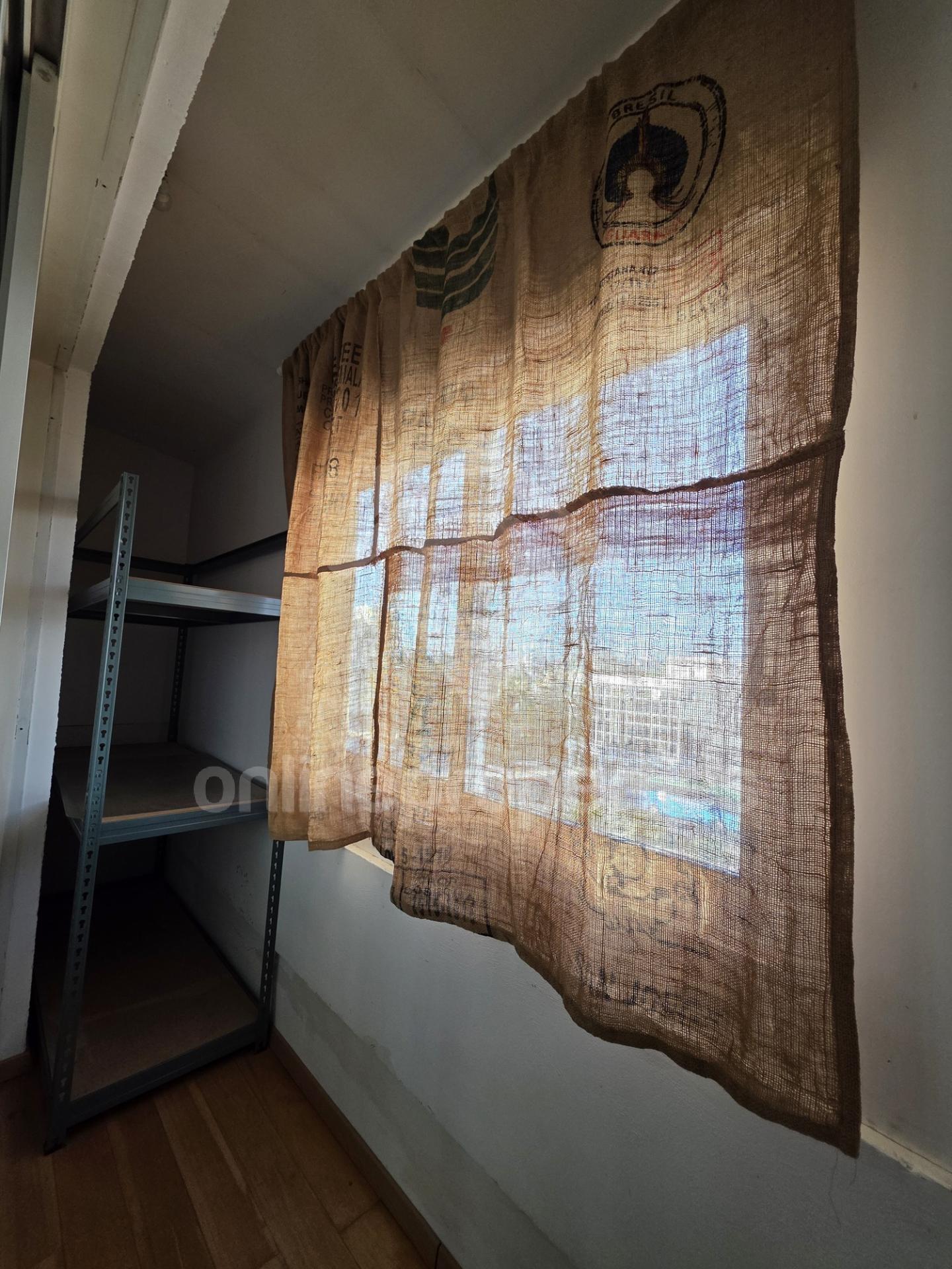 To change image, hover mouse over thumbnails below