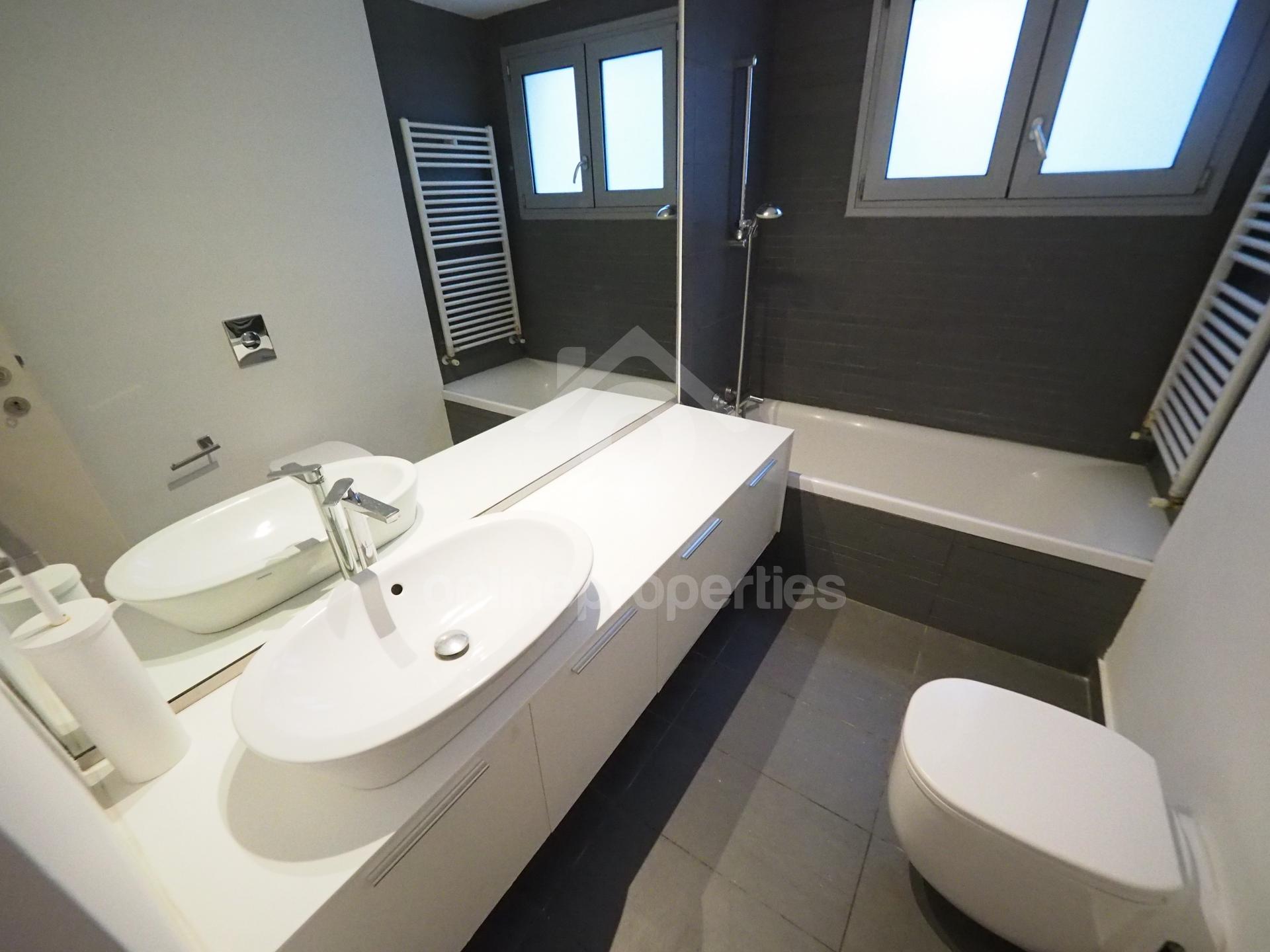 To change image, hover mouse over thumbnails below