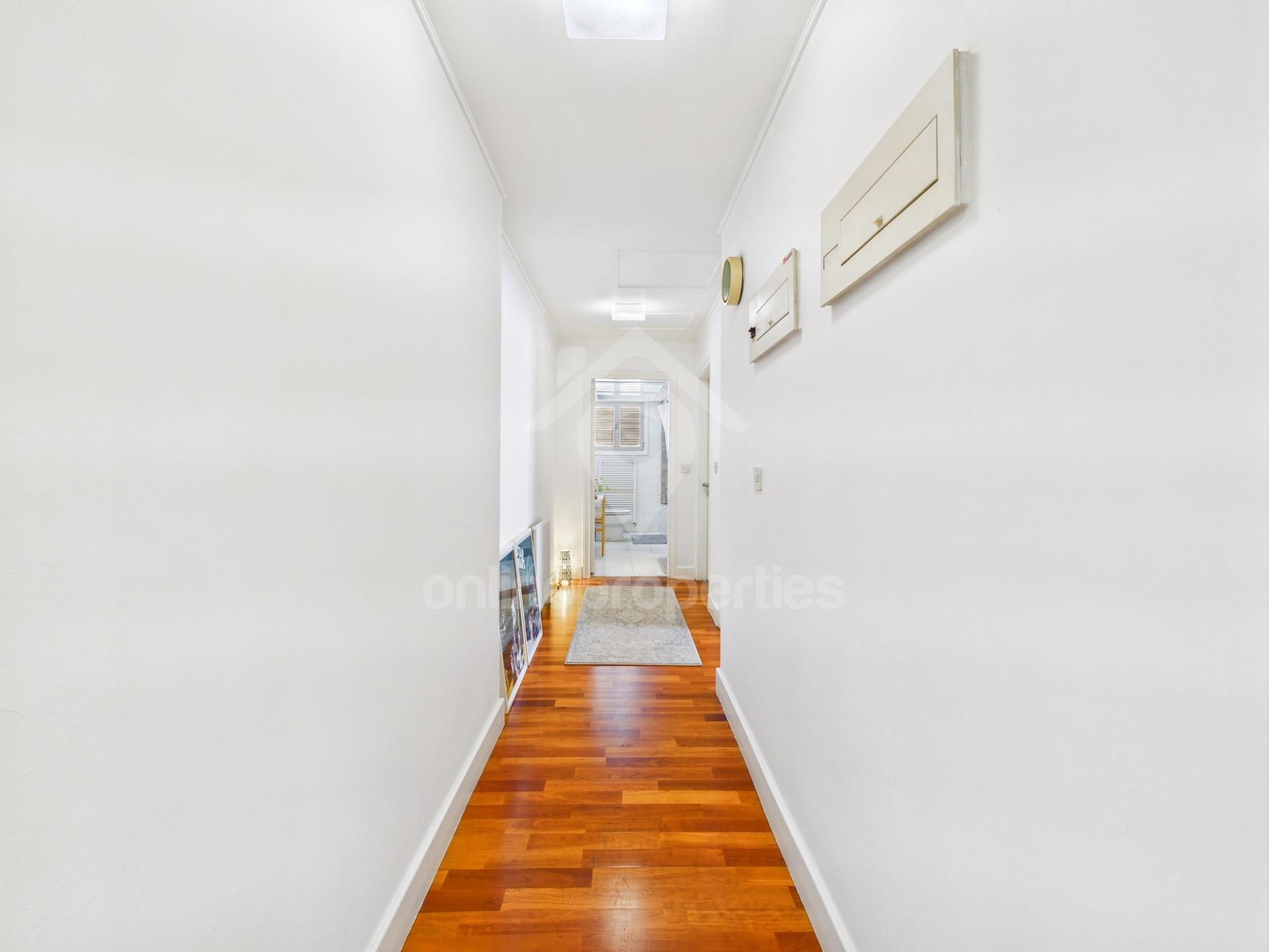 To change image, hover mouse over thumbnails below