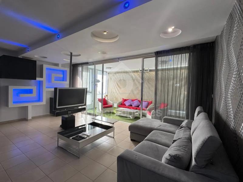 To change image, hover mouse over thumbnails below