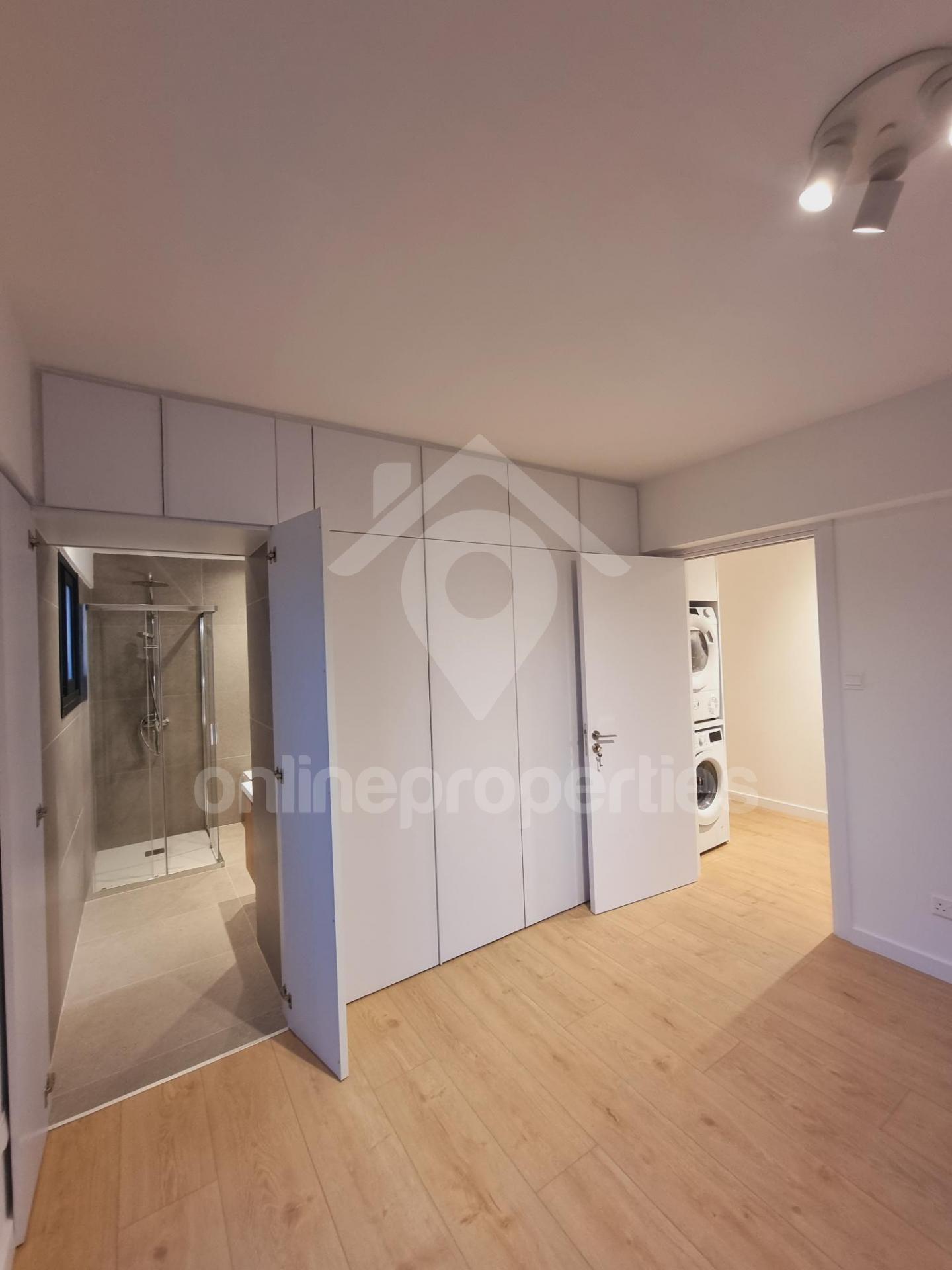 To change image, hover mouse over thumbnails below