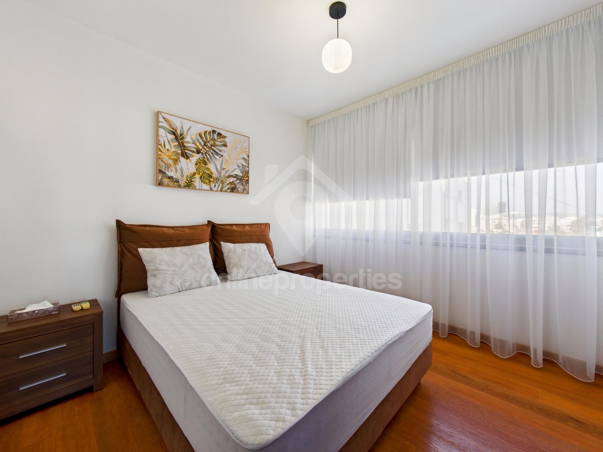 To change image, hover mouse over thumbnails below