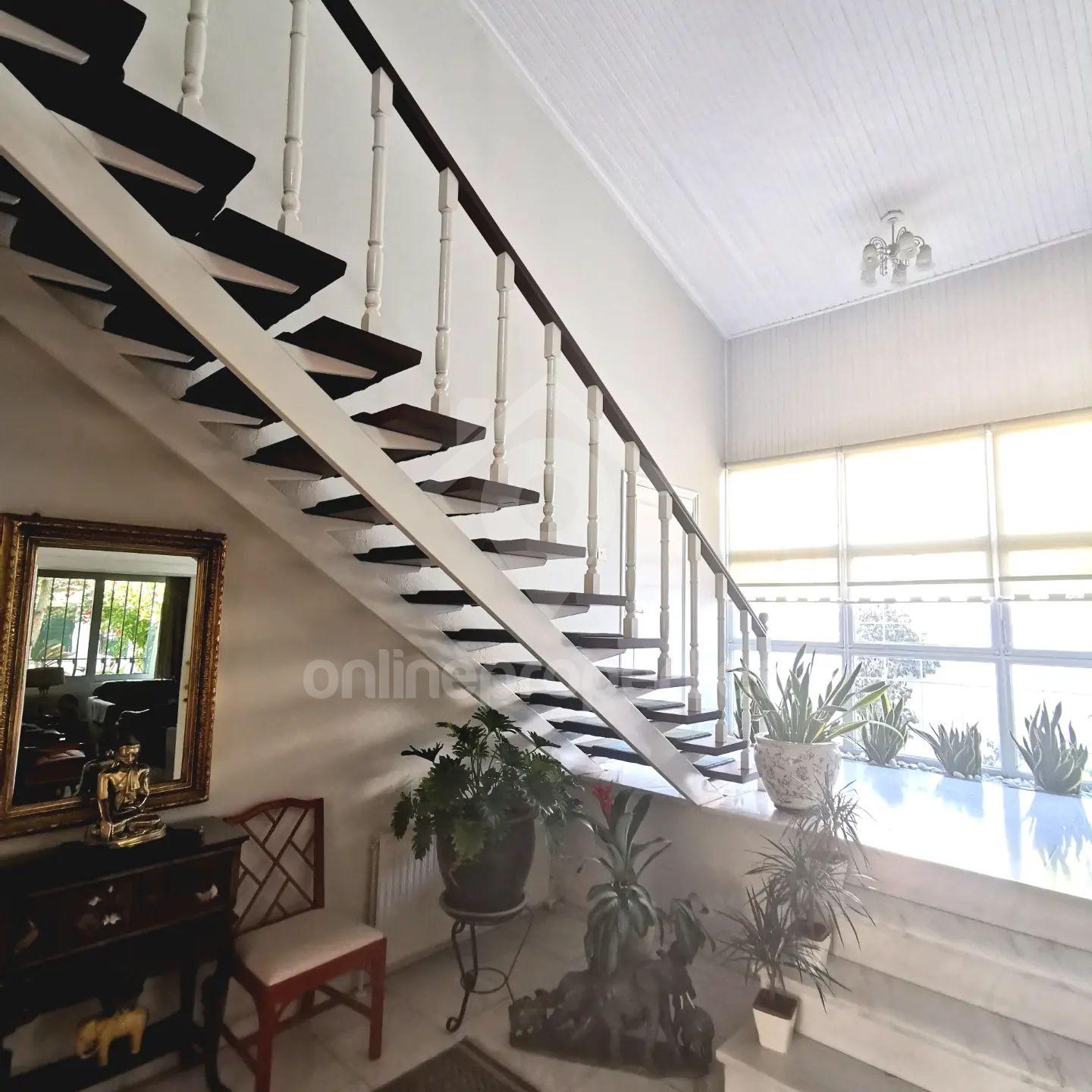 To change image, hover mouse over thumbnails below