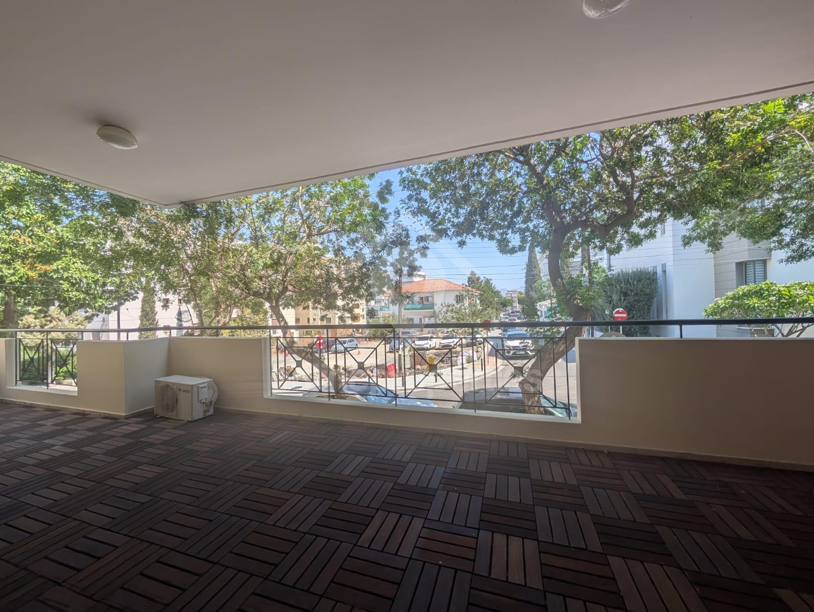 To change image, hover mouse over thumbnails below