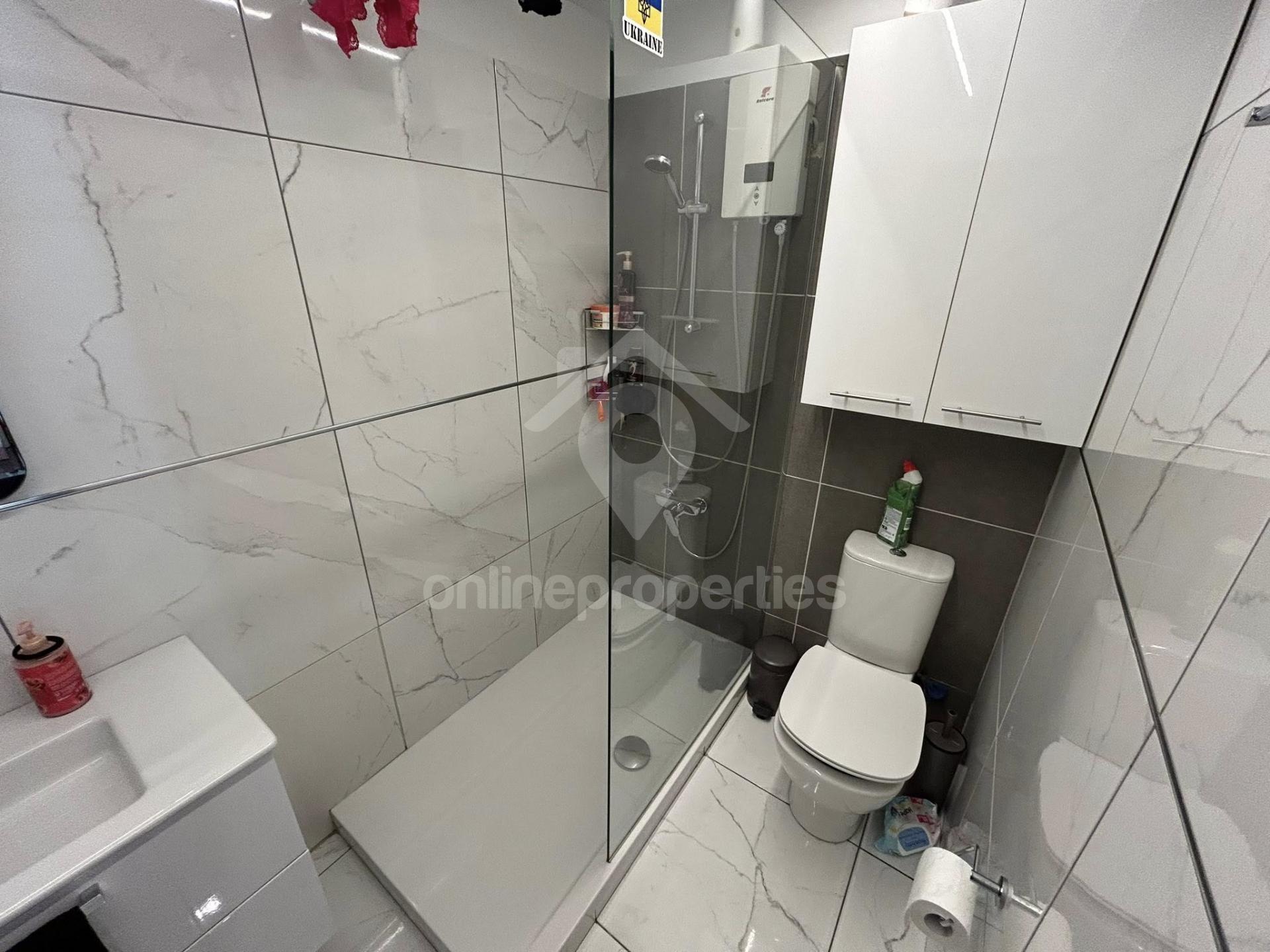 To change image, hover mouse over thumbnails below