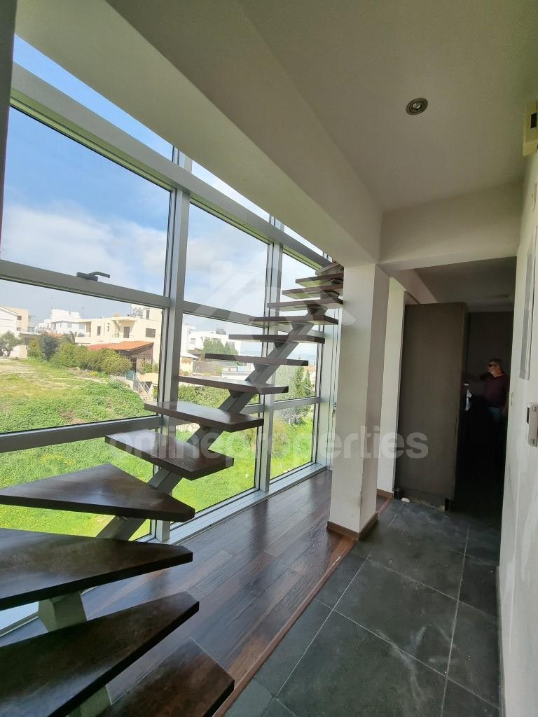 To change image, hover mouse over thumbnails below