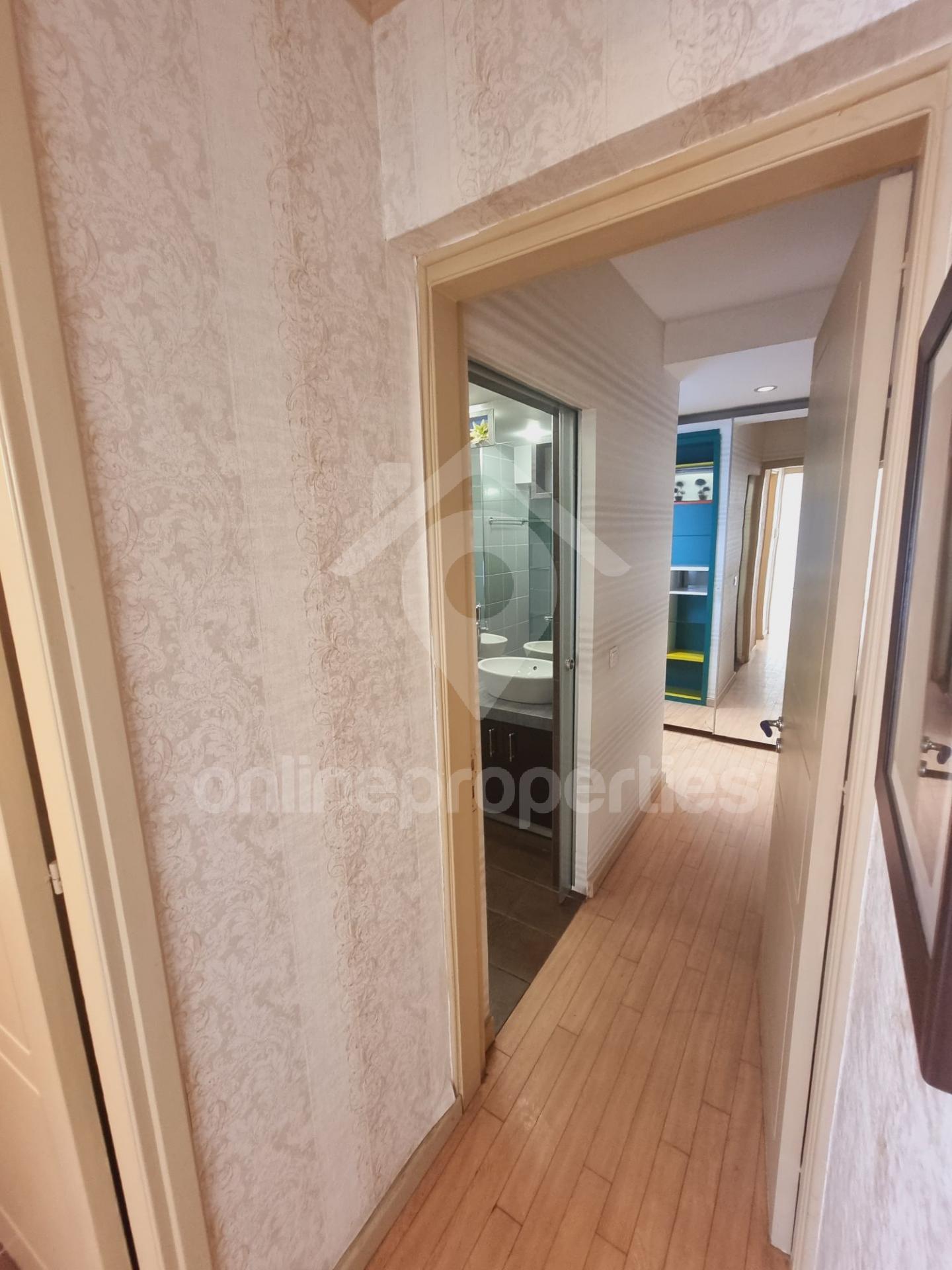 To change image, hover mouse over thumbnails below