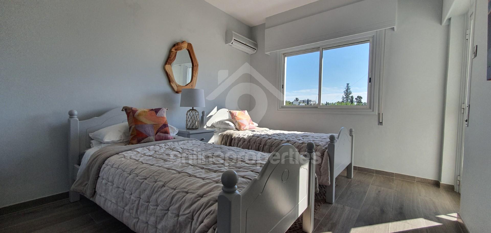 To change image, hover mouse over thumbnails below