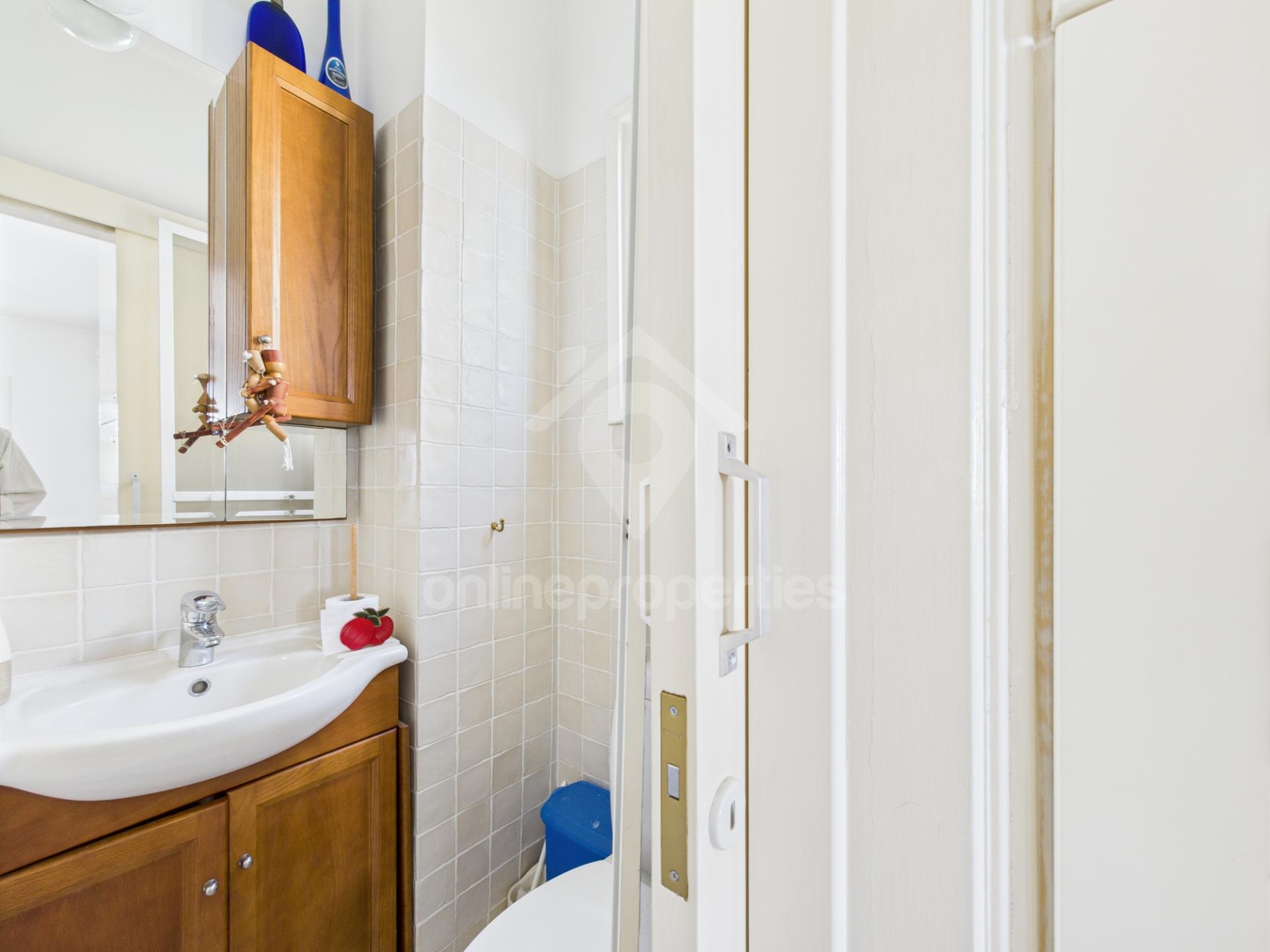 To change image, hover mouse over thumbnails below