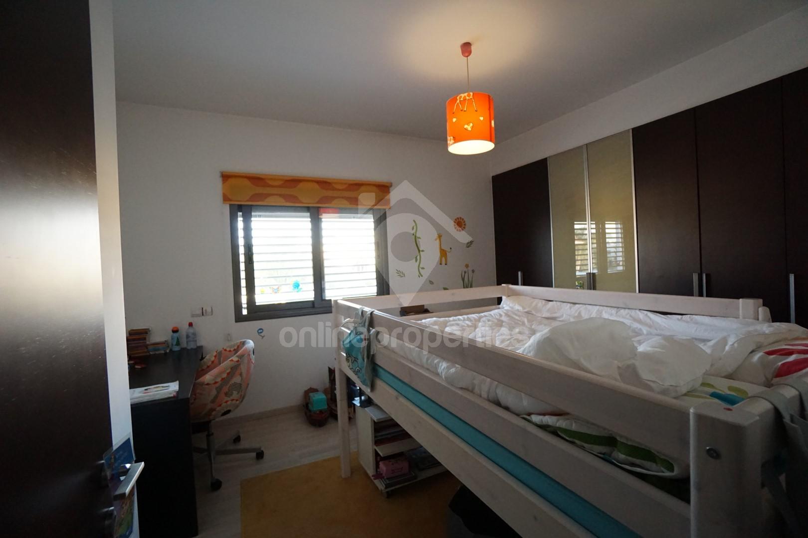 To change image, hover mouse over thumbnails below