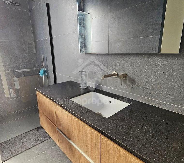 To change image, hover mouse over thumbnails below