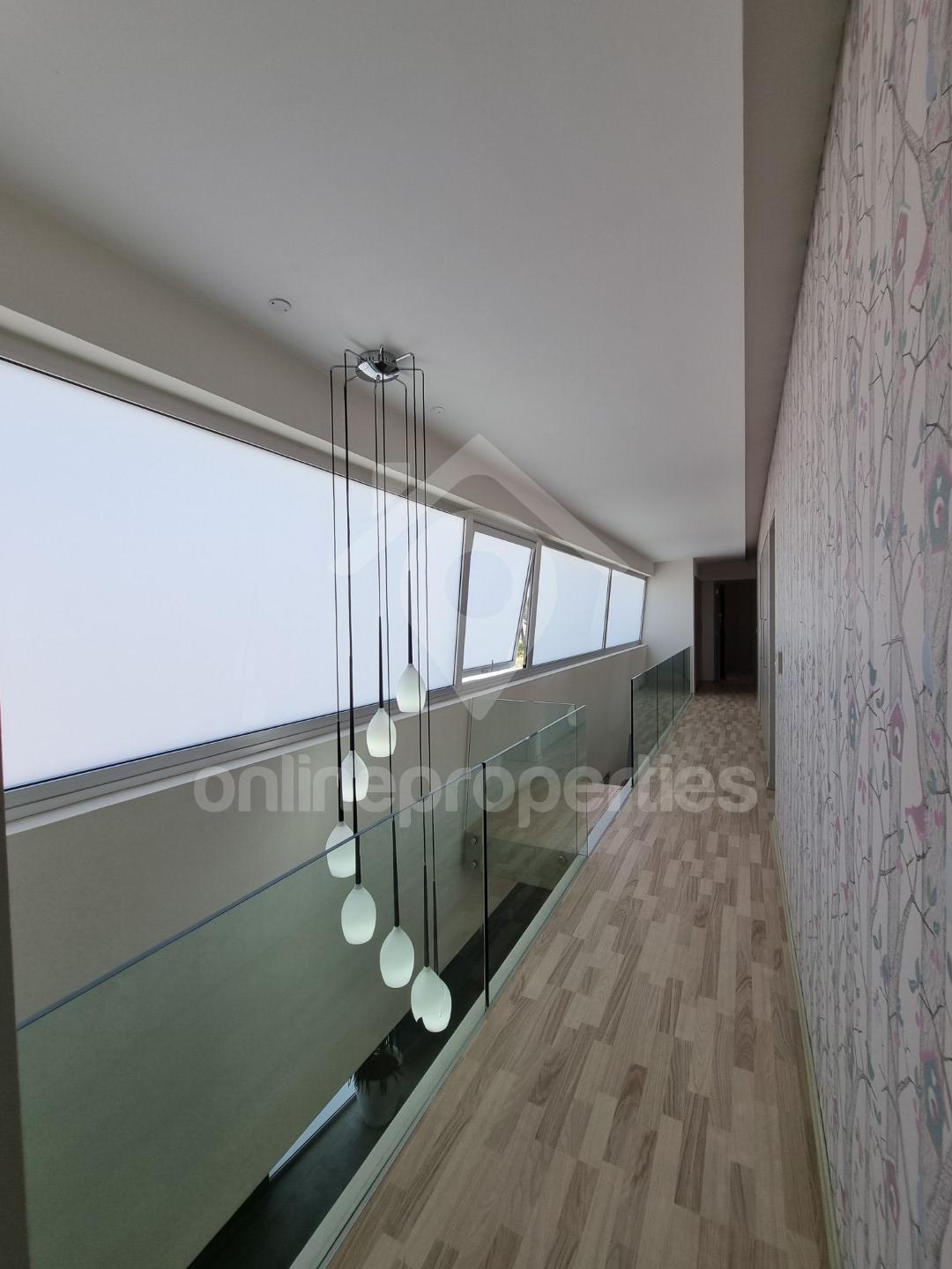 To change image, hover mouse over thumbnails below