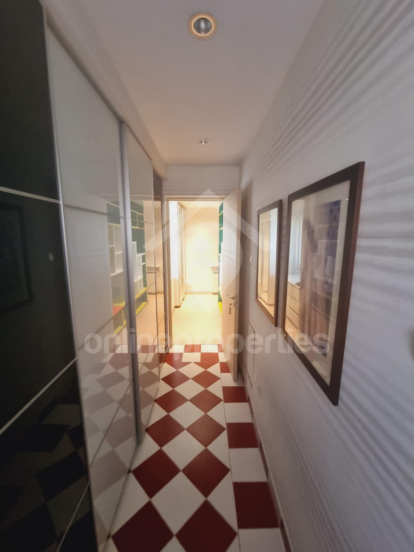 To change image, hover mouse over thumbnails below