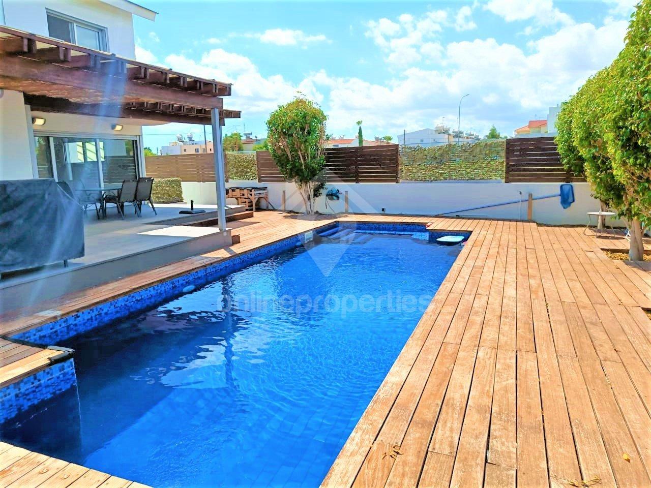 4 bedroom house with swimming pool 