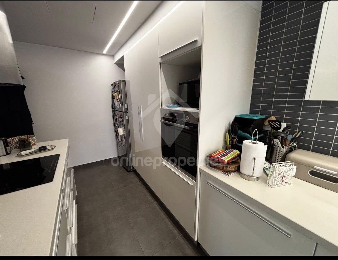 To change image, hover mouse over thumbnails below