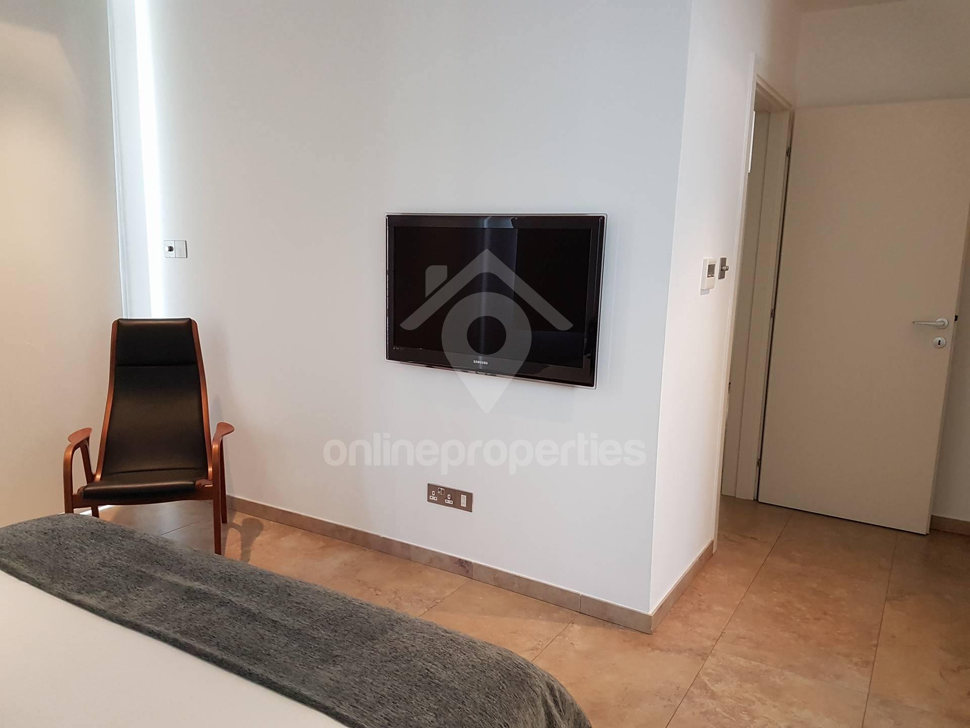 To change image, hover mouse over thumbnails below