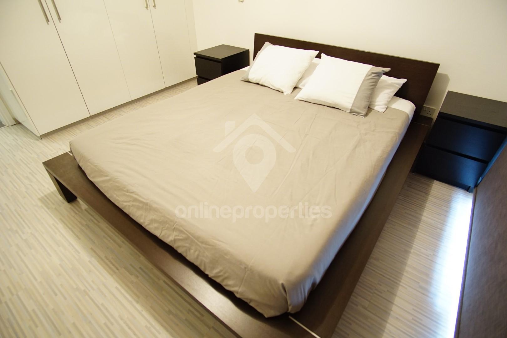 To change image, hover mouse over thumbnails below