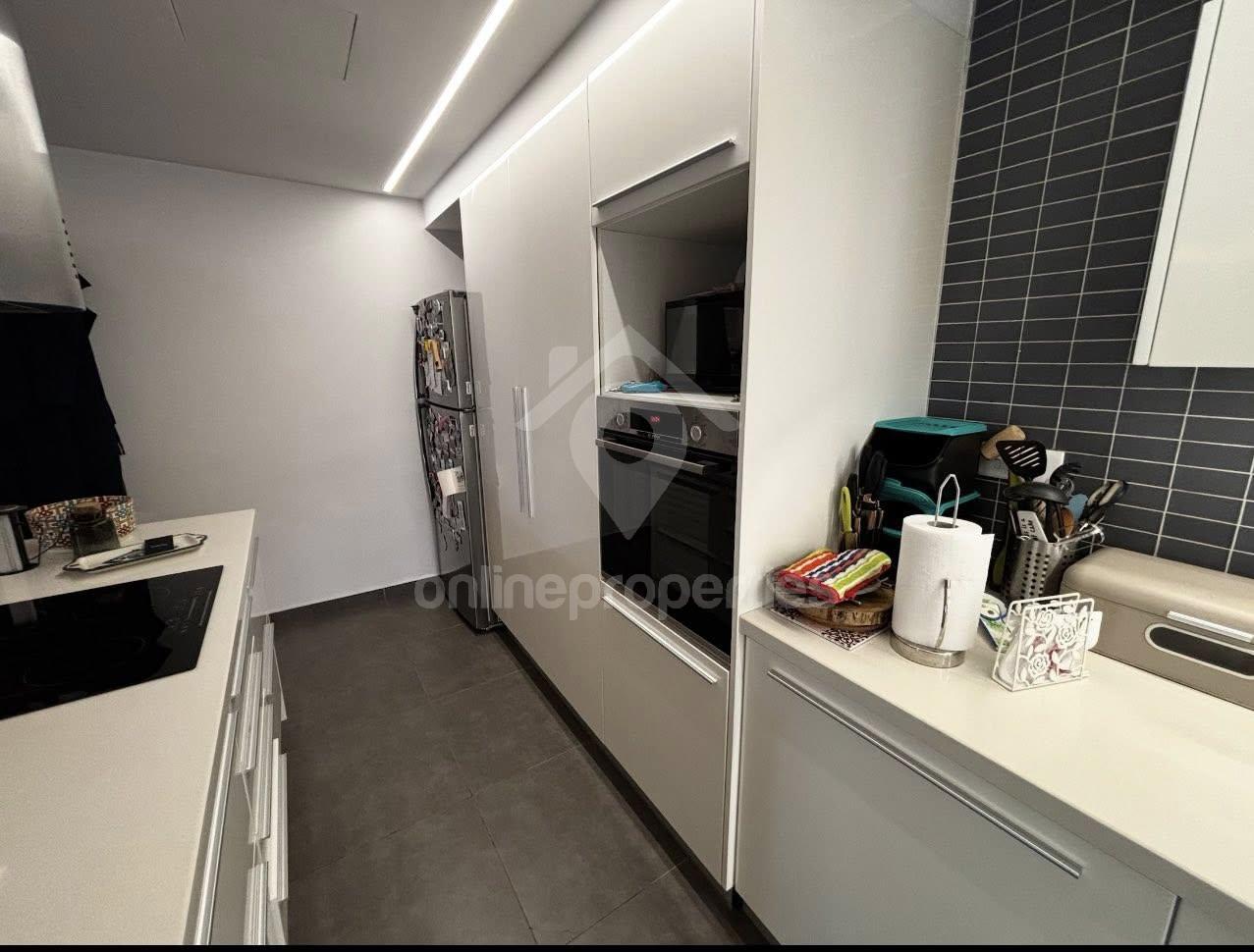 To change image, hover mouse over thumbnails below