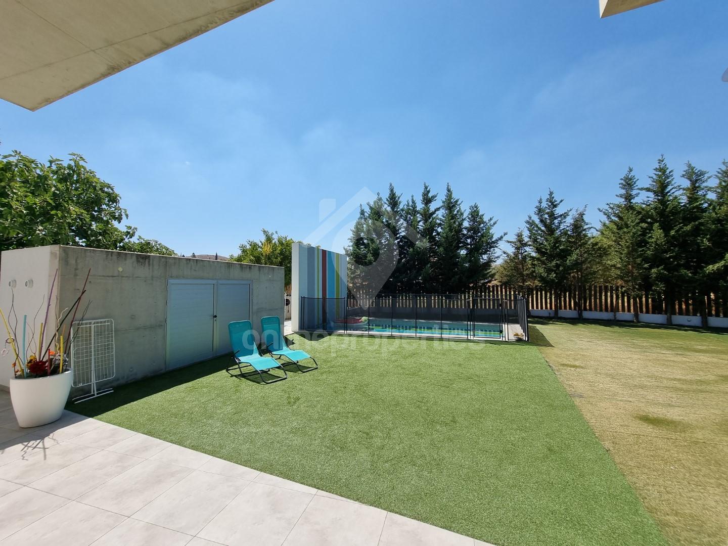 To change image, hover mouse over thumbnails below