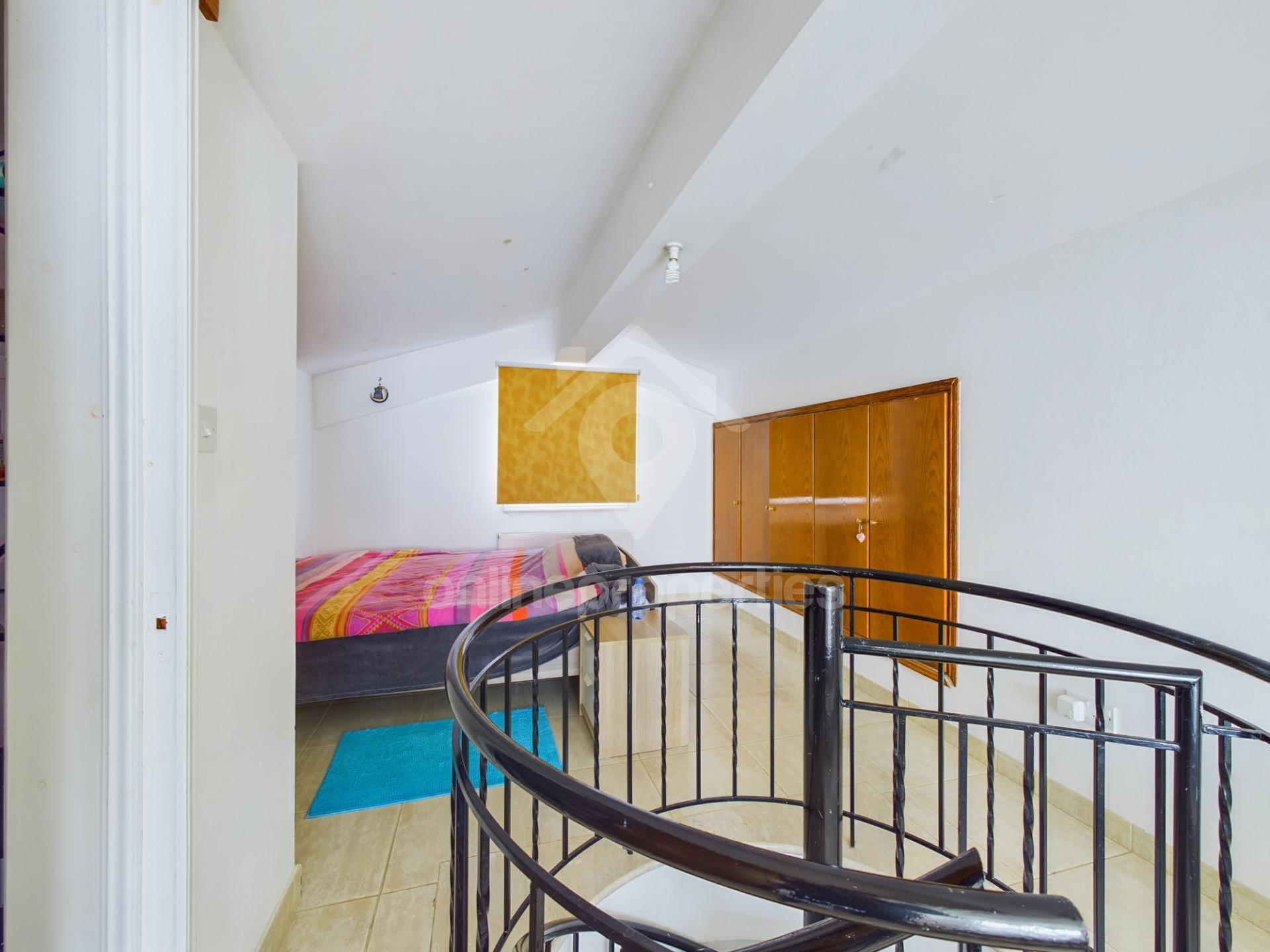 To change image, hover mouse over thumbnails below