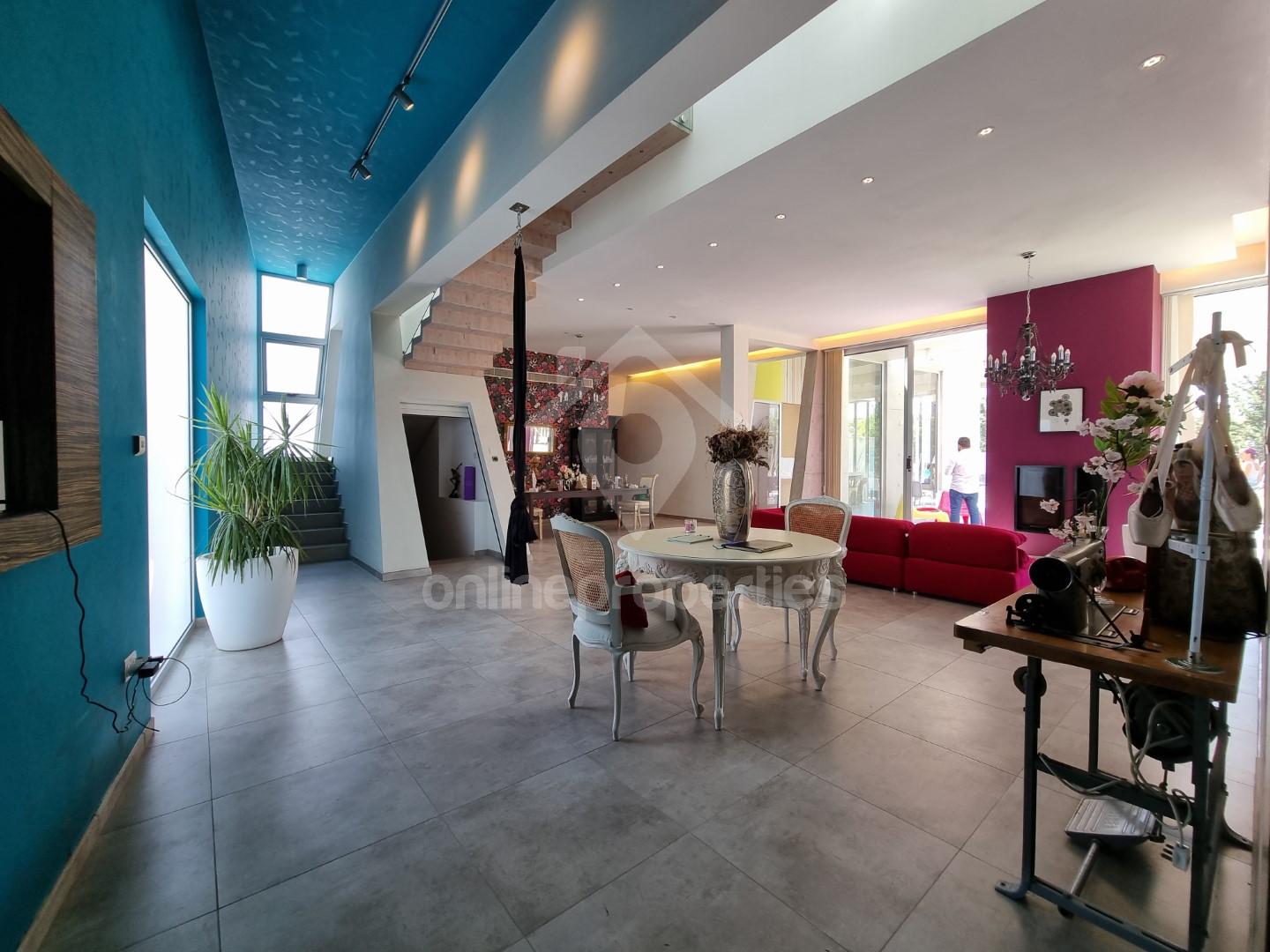 To change image, hover mouse over thumbnails below