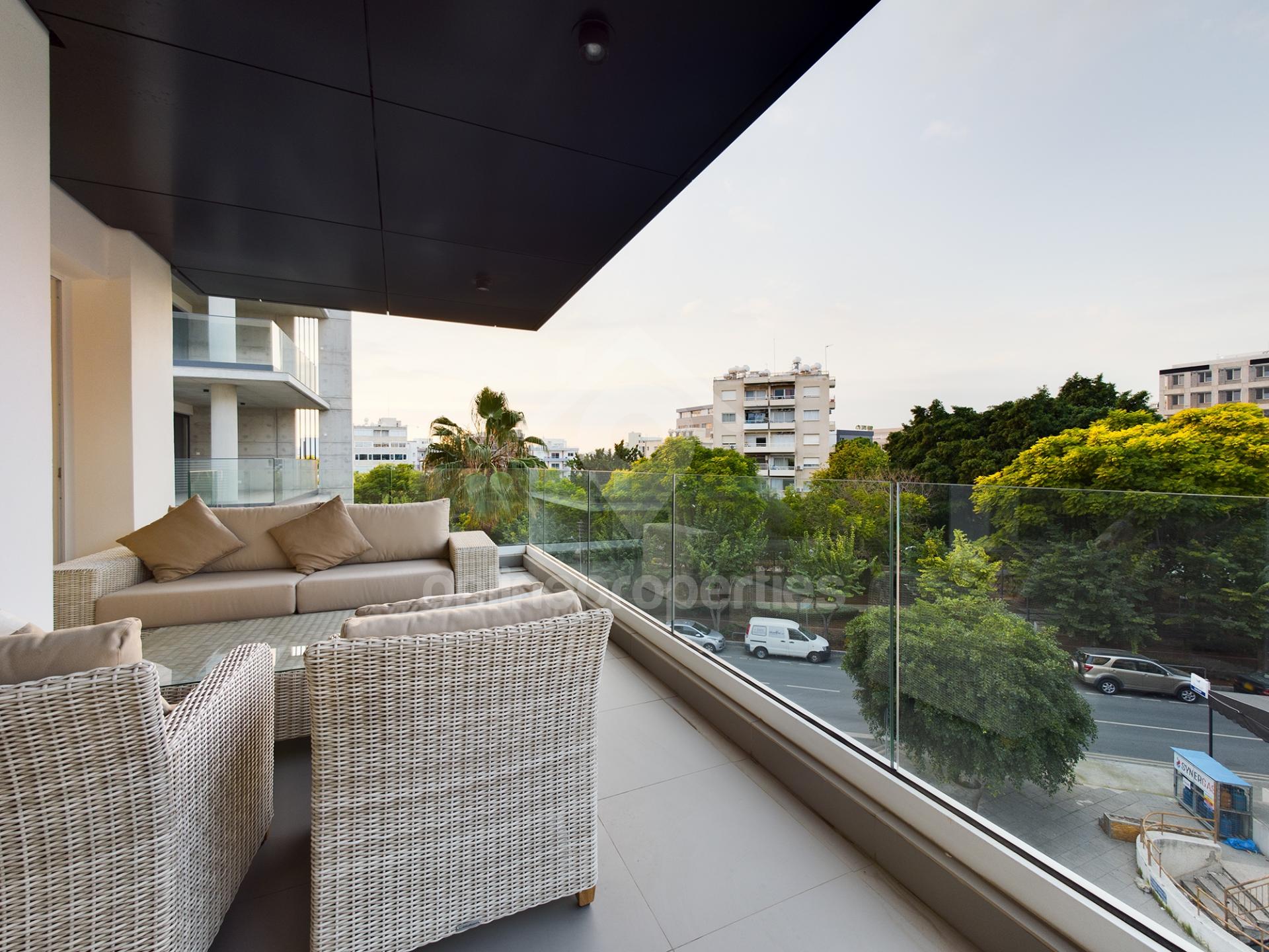 To change image, hover mouse over thumbnails below