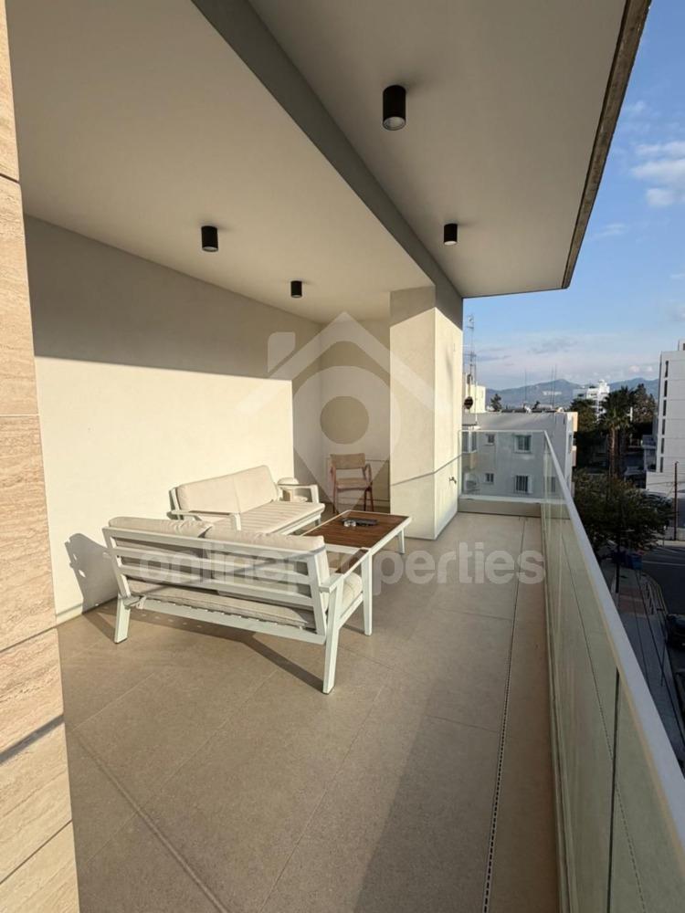 To change image, hover mouse over thumbnails below