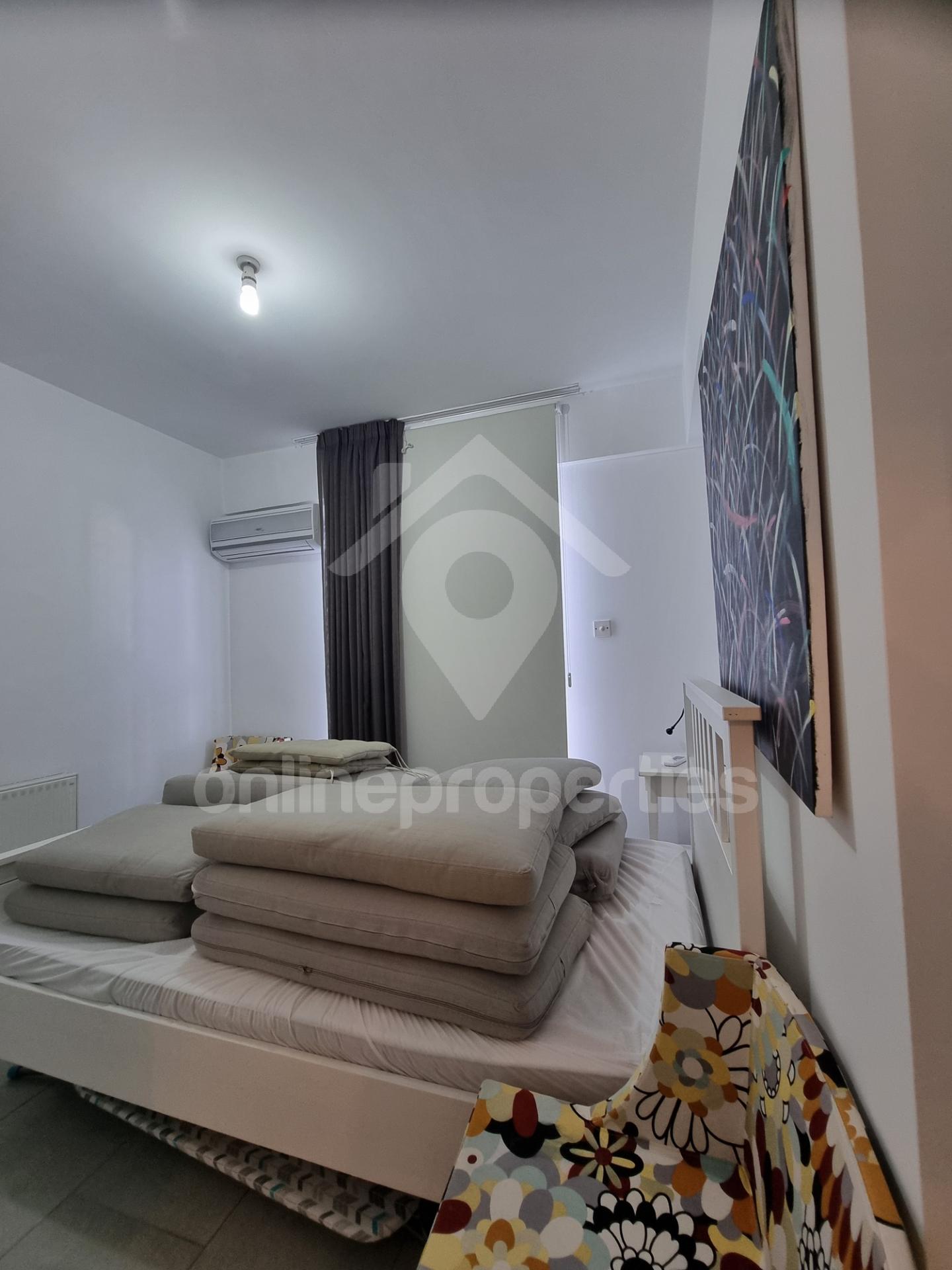 To change image, hover mouse over thumbnails below