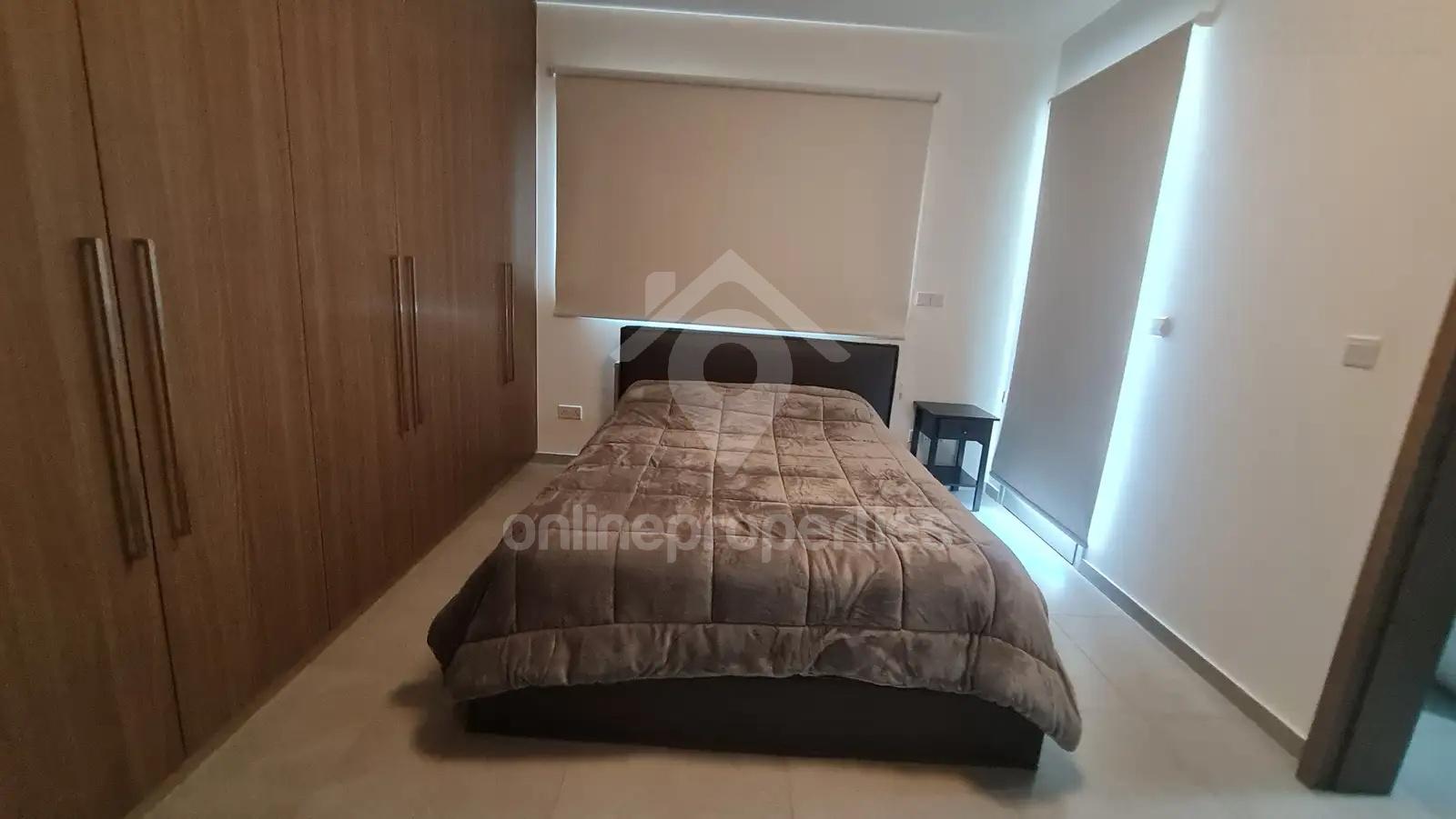 To change image, hover mouse over thumbnails below