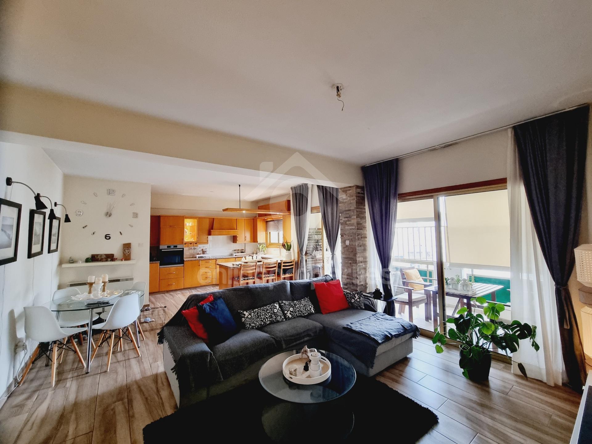 To change image, hover mouse over thumbnails below