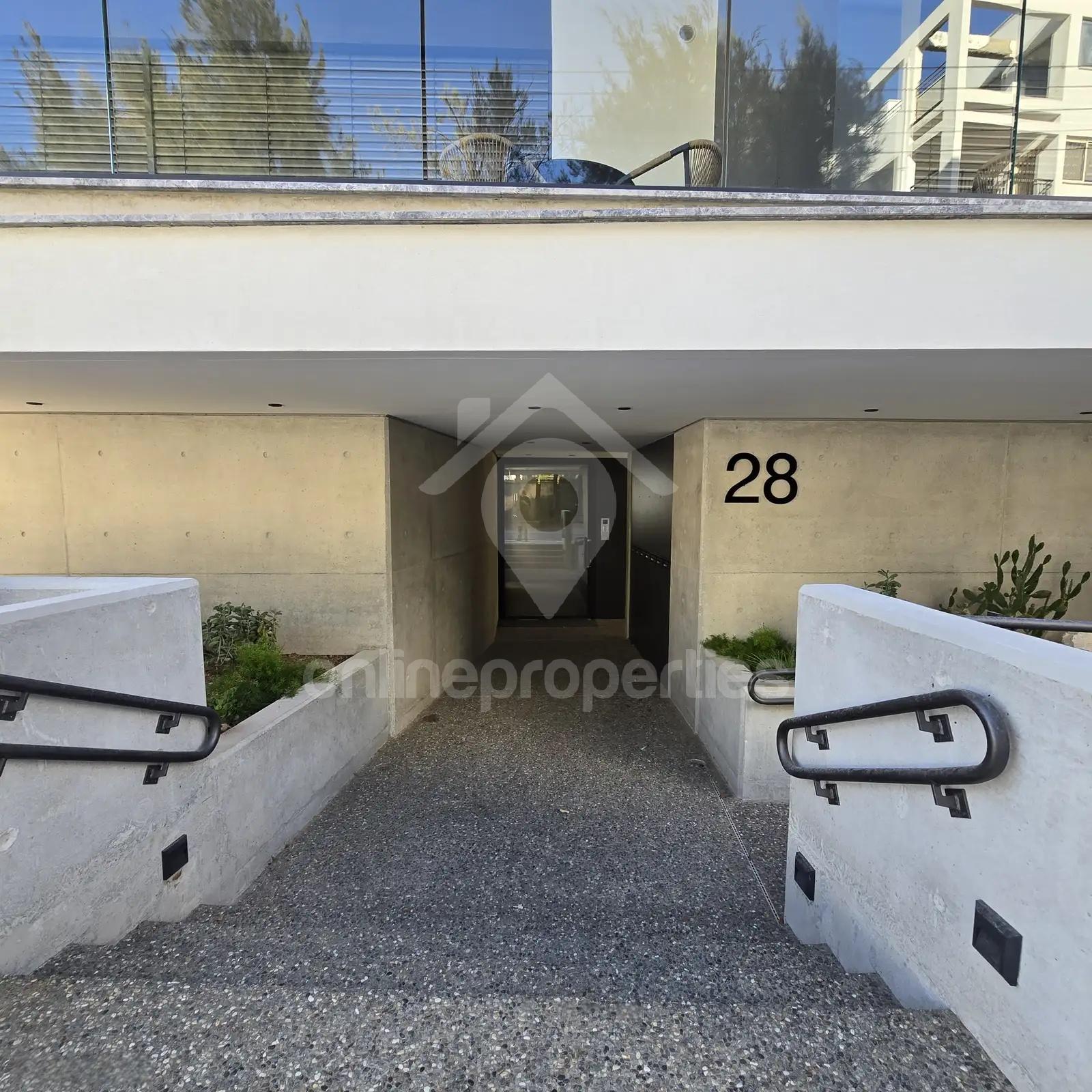 To change image, hover mouse over thumbnails below