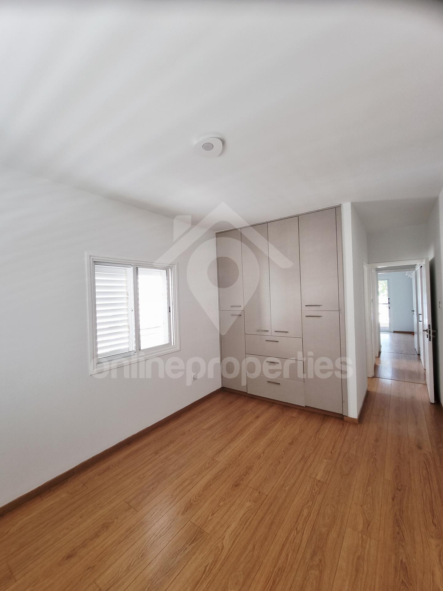 To change image, hover mouse over thumbnails below