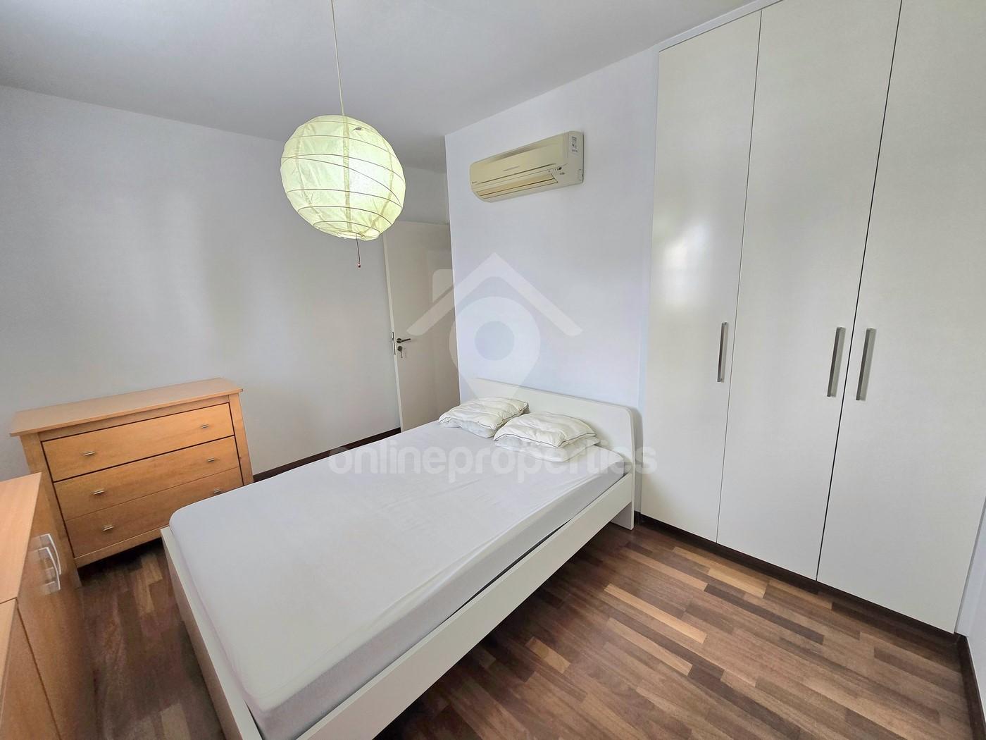 To change image, hover mouse over thumbnails below